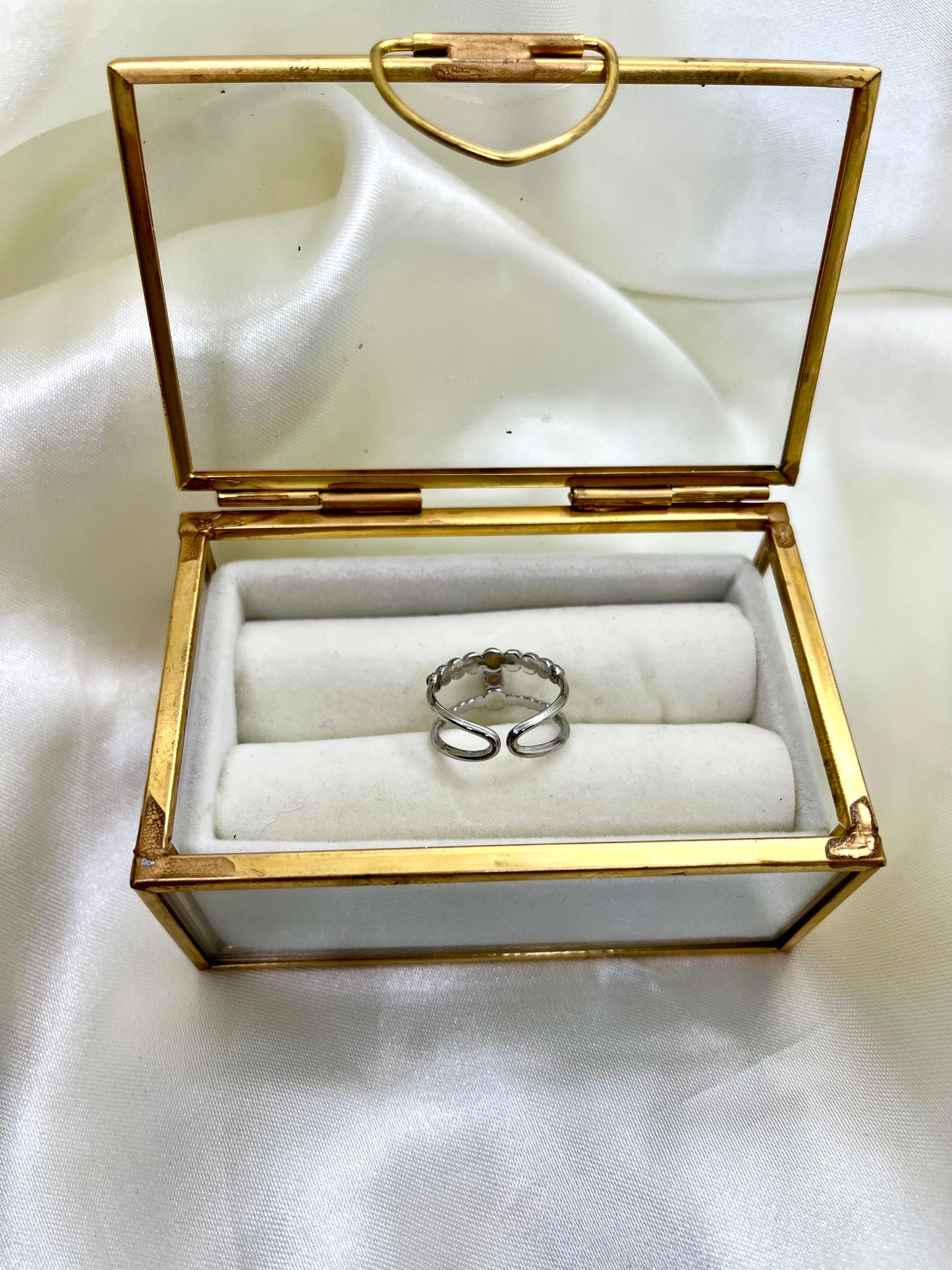 Bague argentée et strass