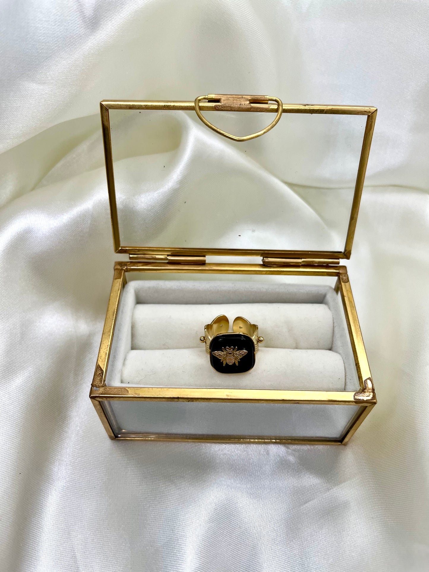 Bague carrée dorée et noire abeille