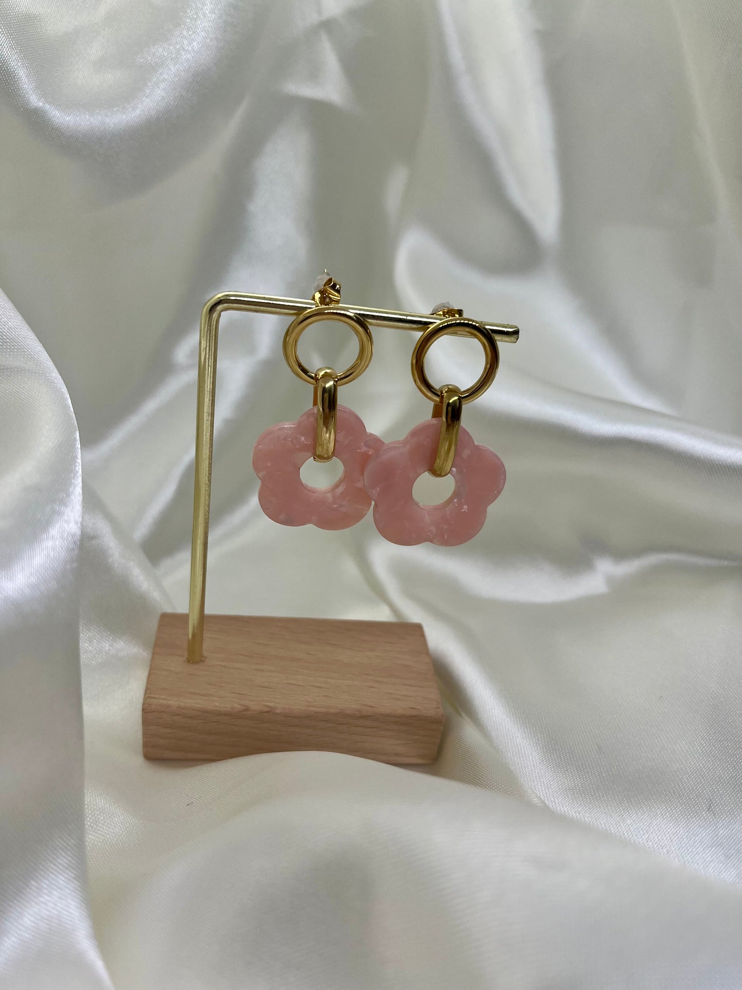 Boucles d’oreilles dorées et fleur rose pâle