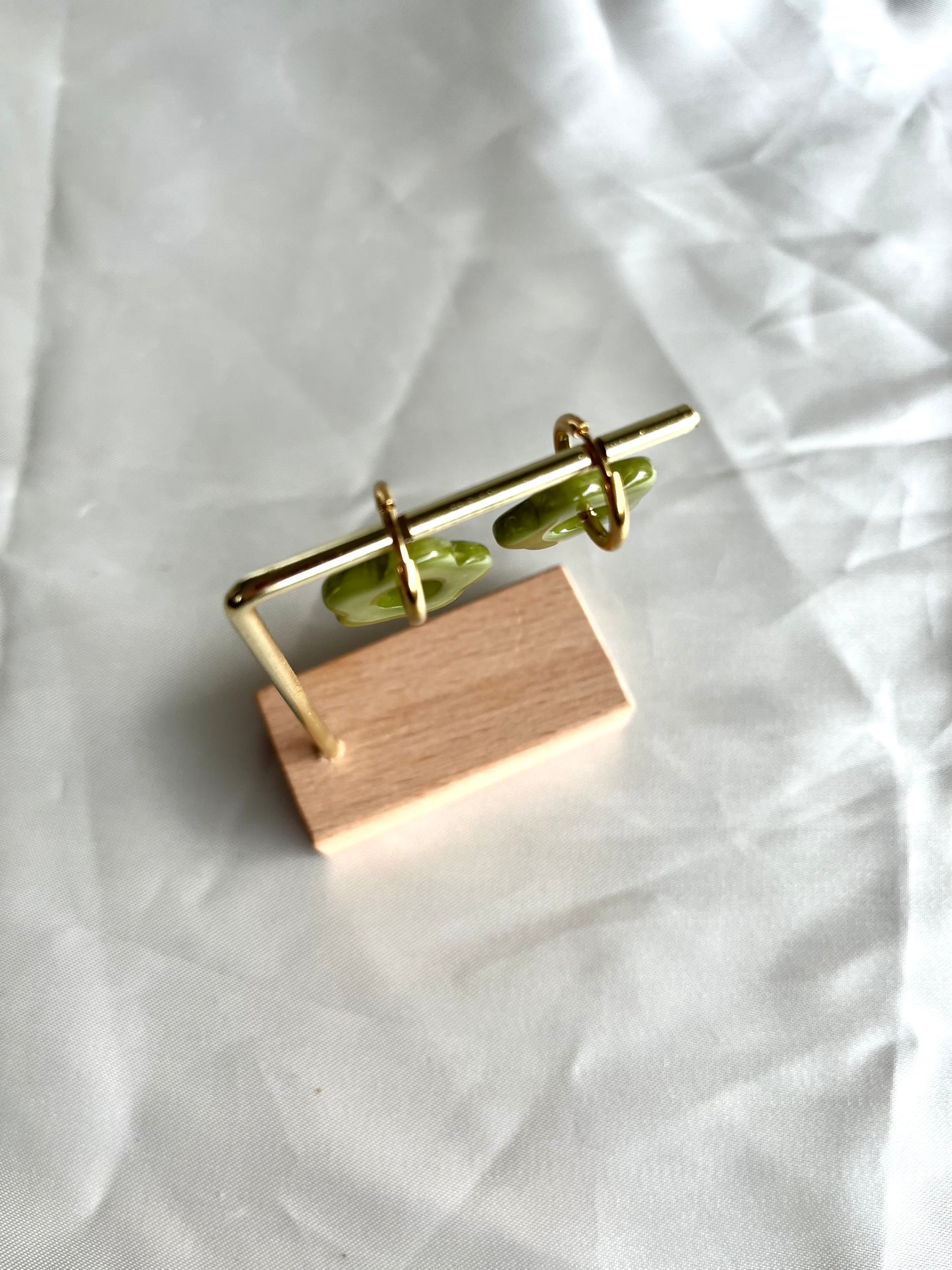 Boucles d’oreilles doré et fleur vert olive