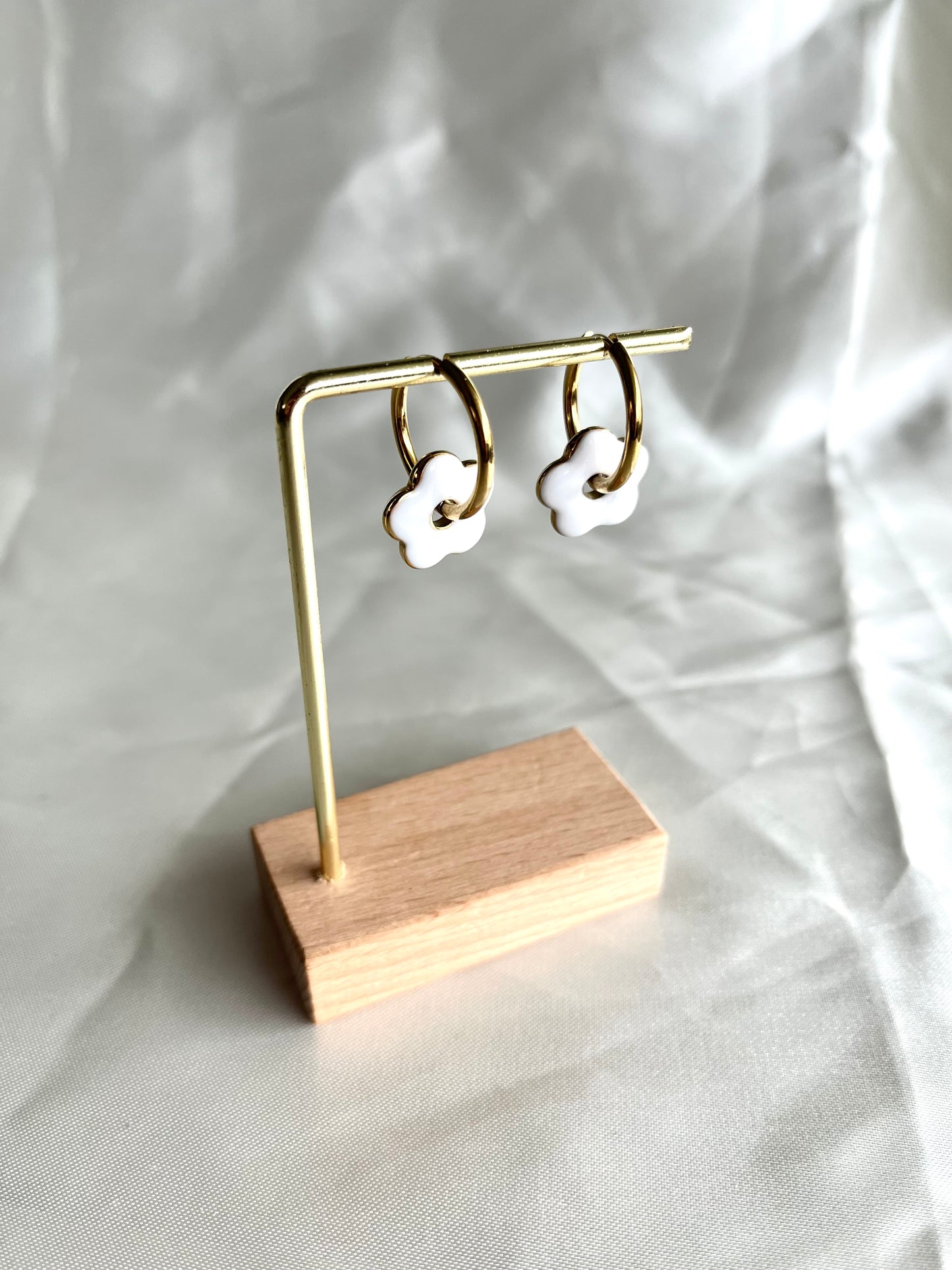 Boucles d’oreilles doré et fleurs blanche Vira