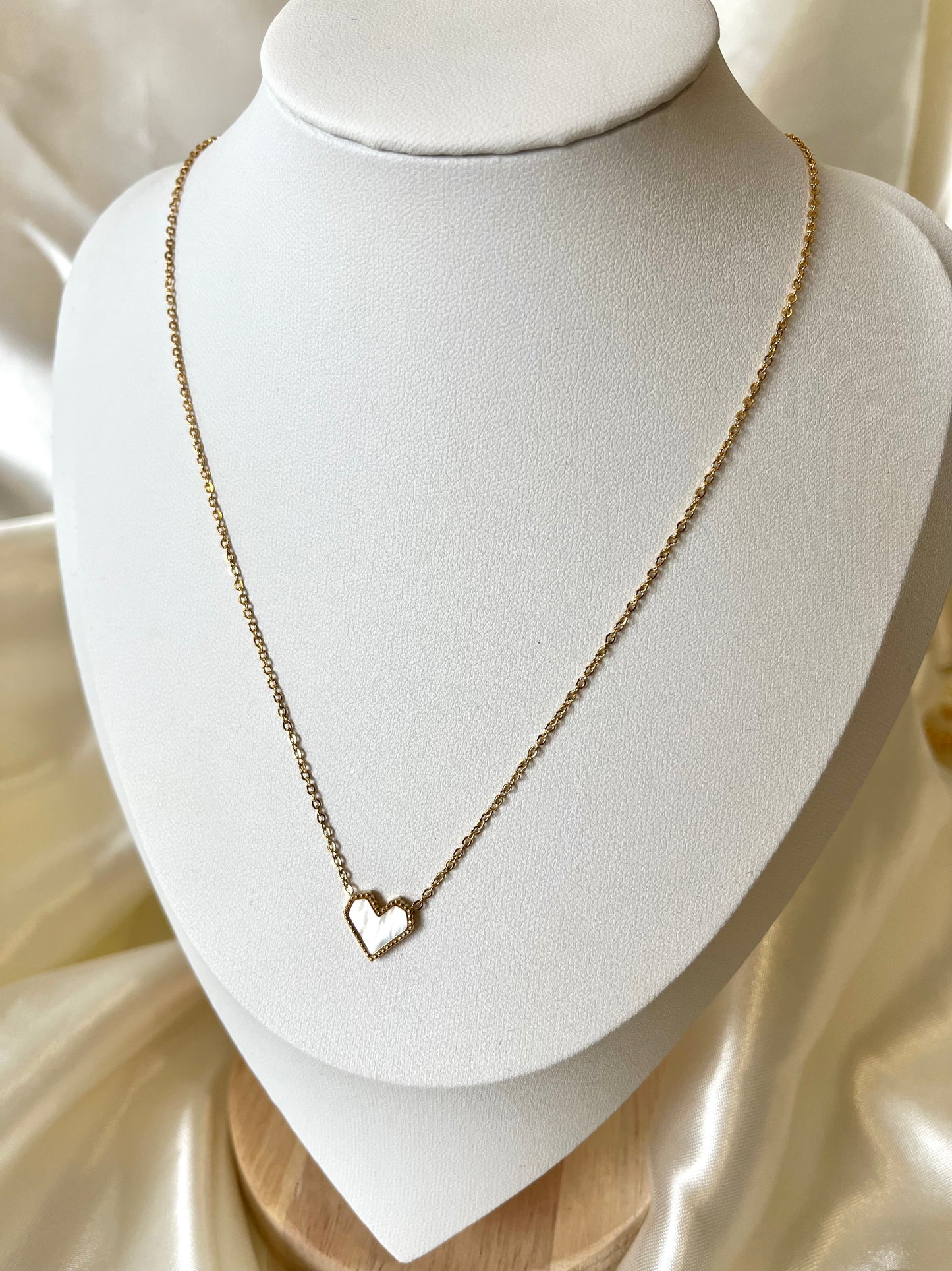 Collier doré cœur nacré