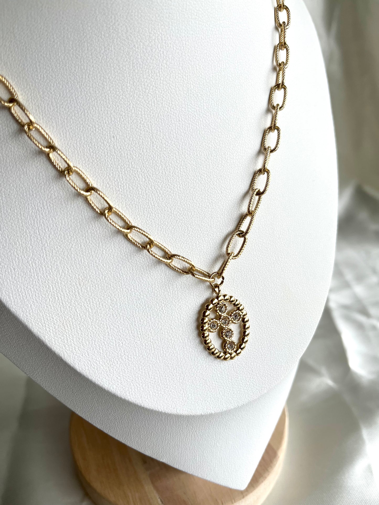 Collier doré et strass croix