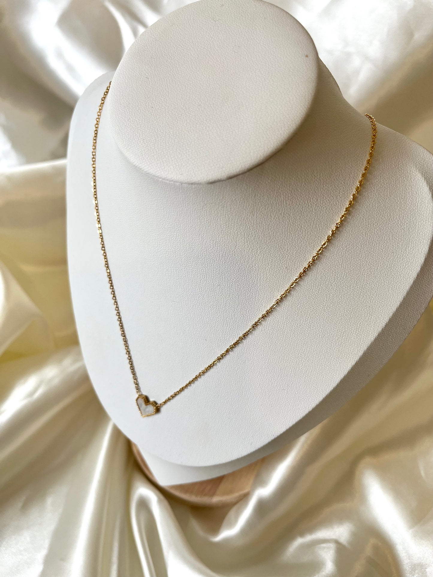Collier doré cœur nacré