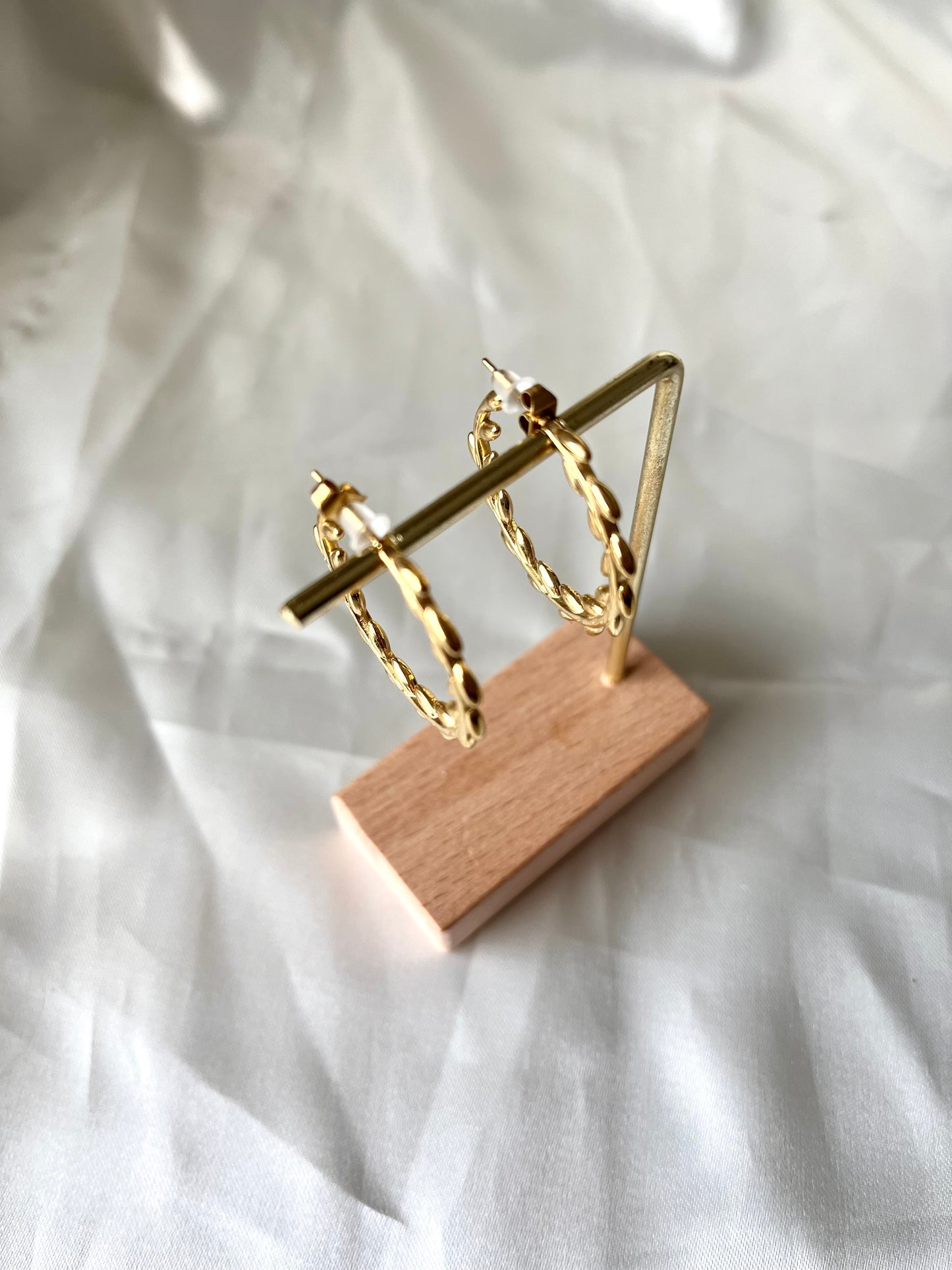 Boucles d’oreilles anneaux doré feuillage Woola