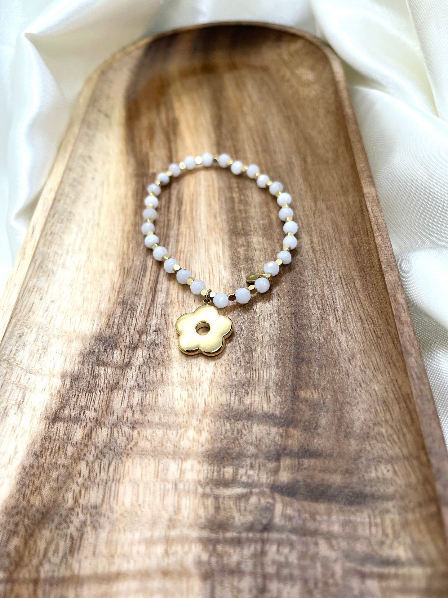 Bracelet doré et blanc fleur - Jade Blanc