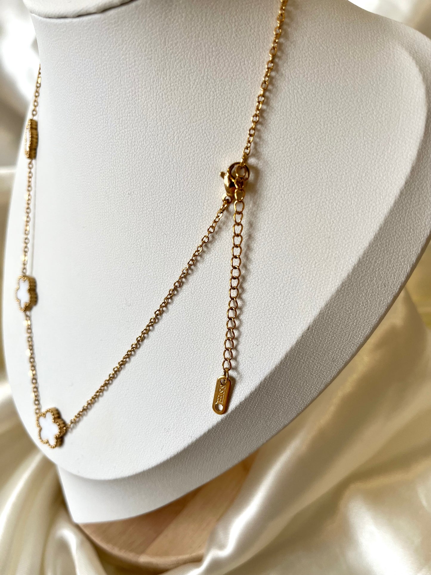 Collier doré fleurs nacré