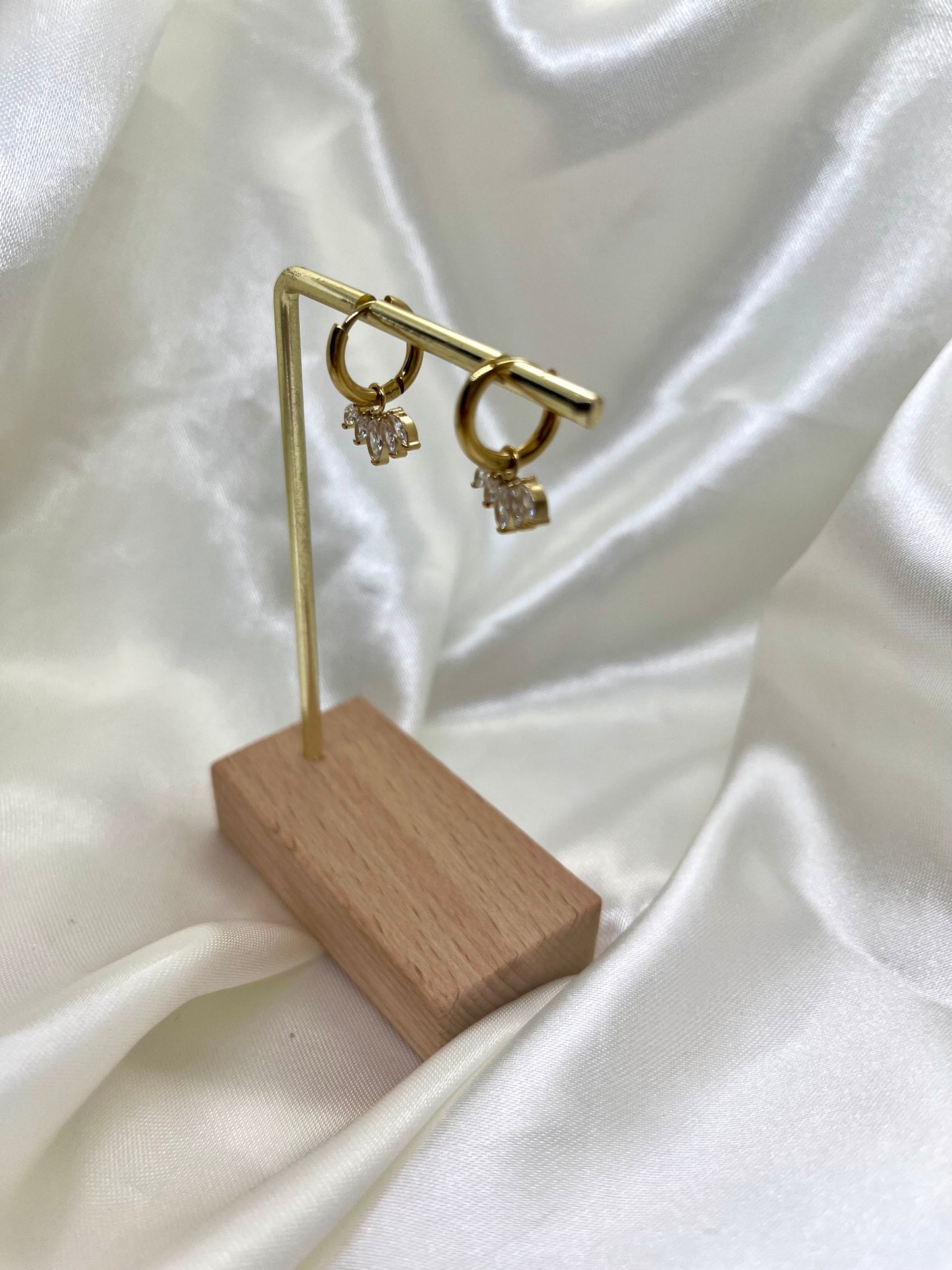 Boucles d’oreilles dorées et strass