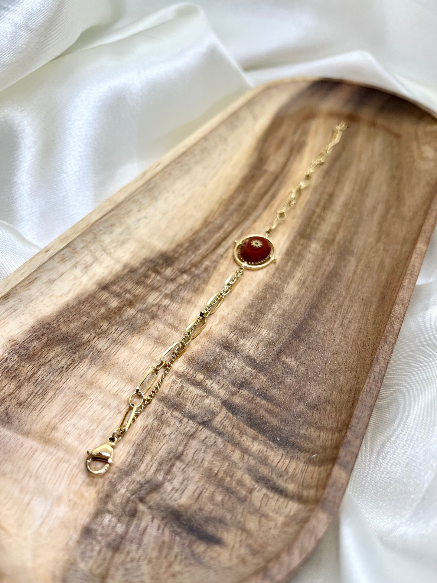 Bracelet doré et rouge bordeaux