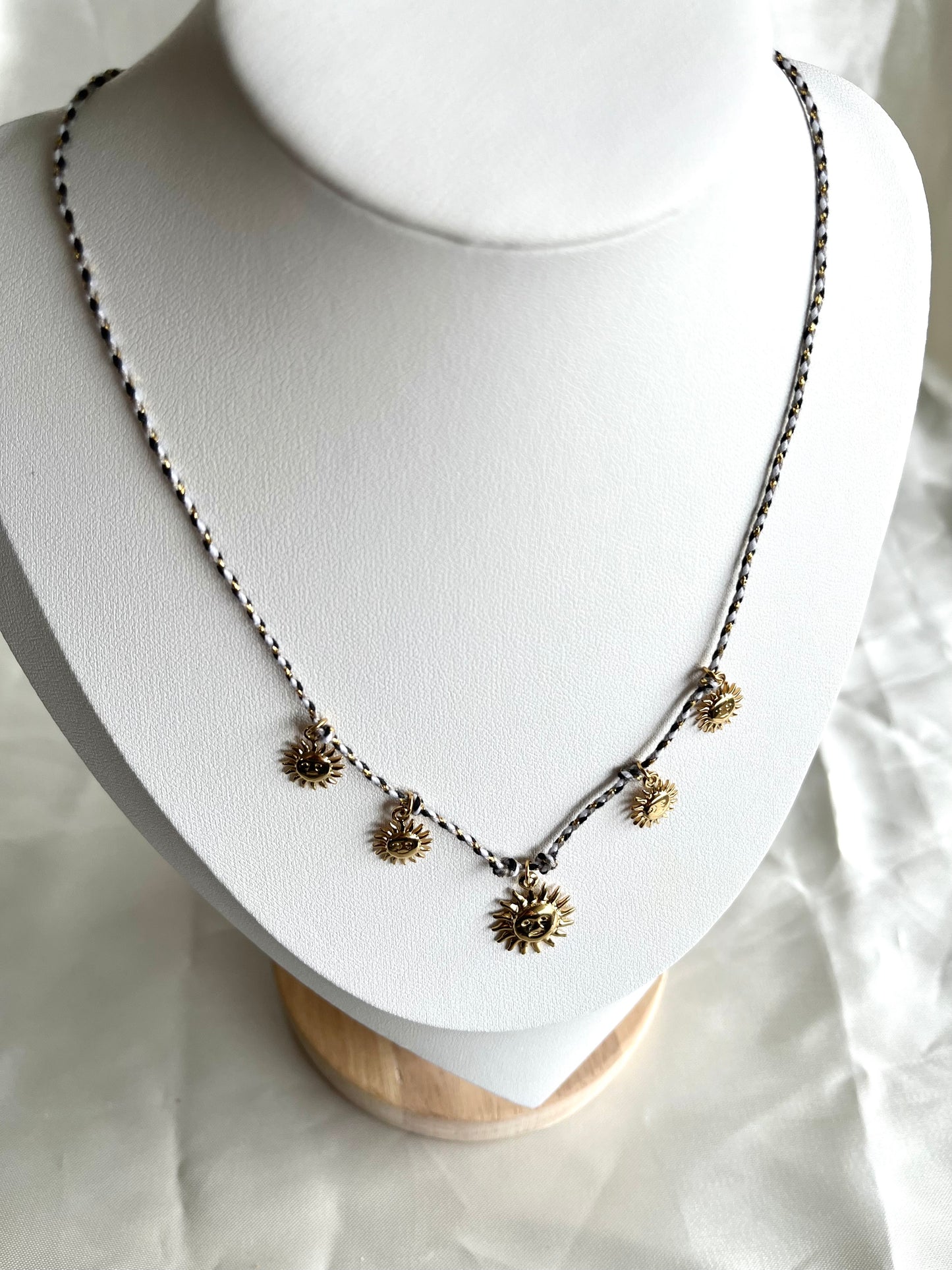 Collier doré cinq soleils Henri
