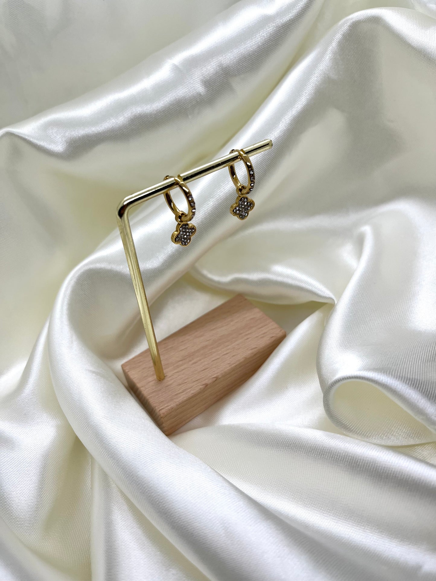 Boucles d’oreilles doré et strass trèfle