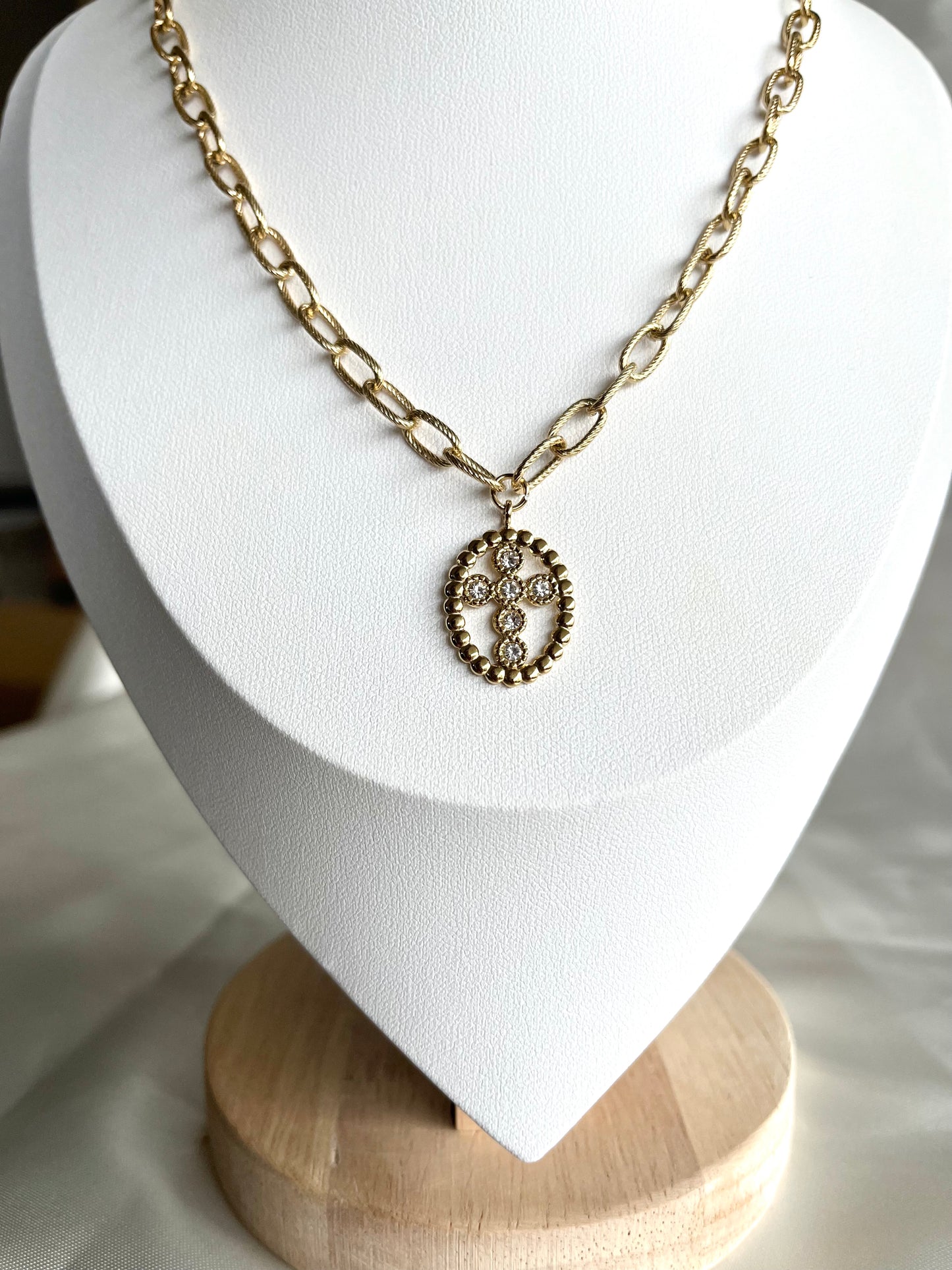Collier doré et strass croix