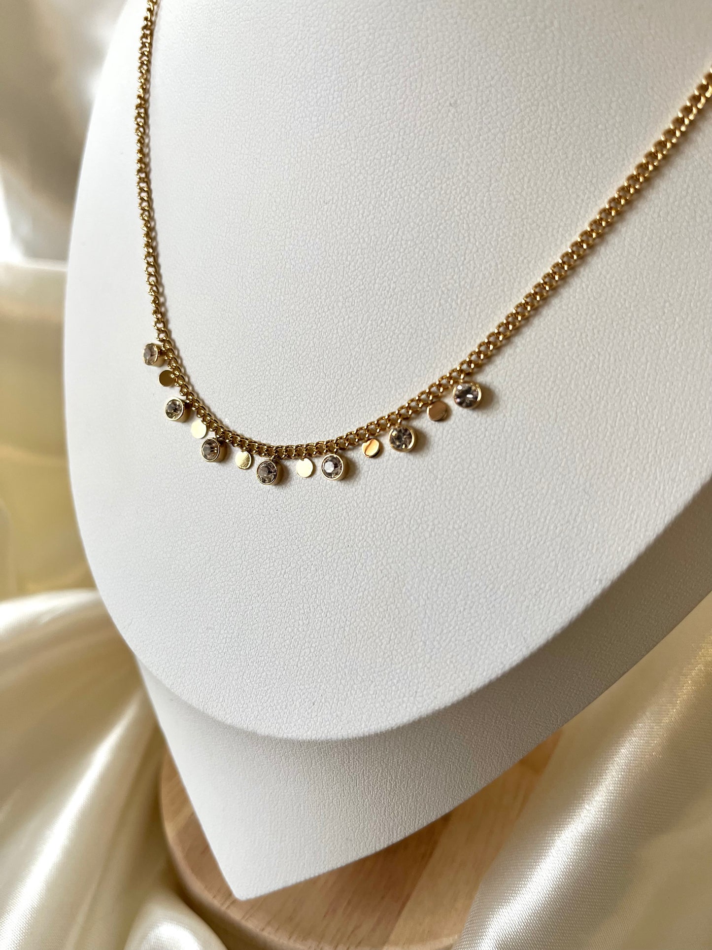 Collier doré petits pendentifs