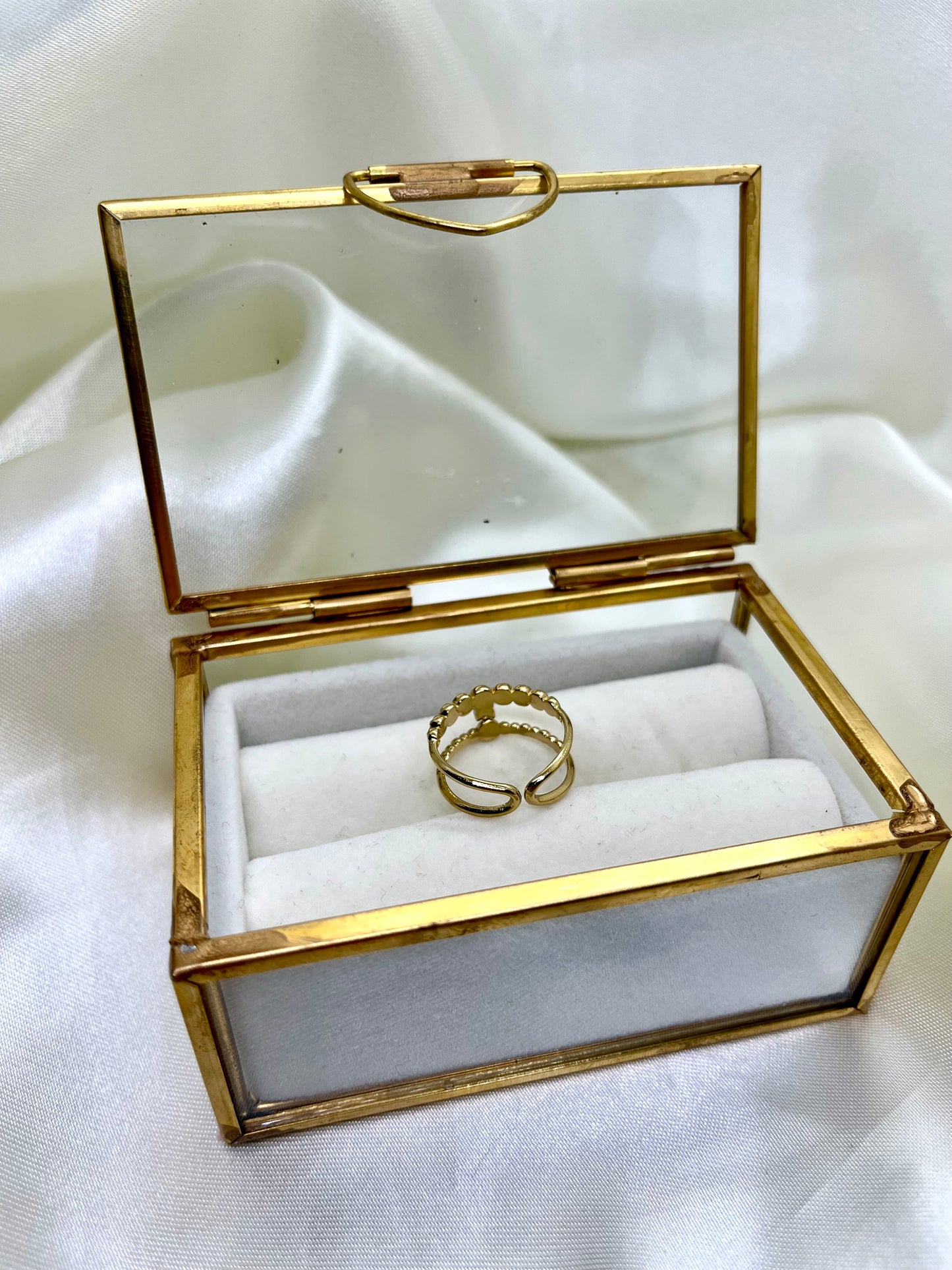 Bague dorée et strass