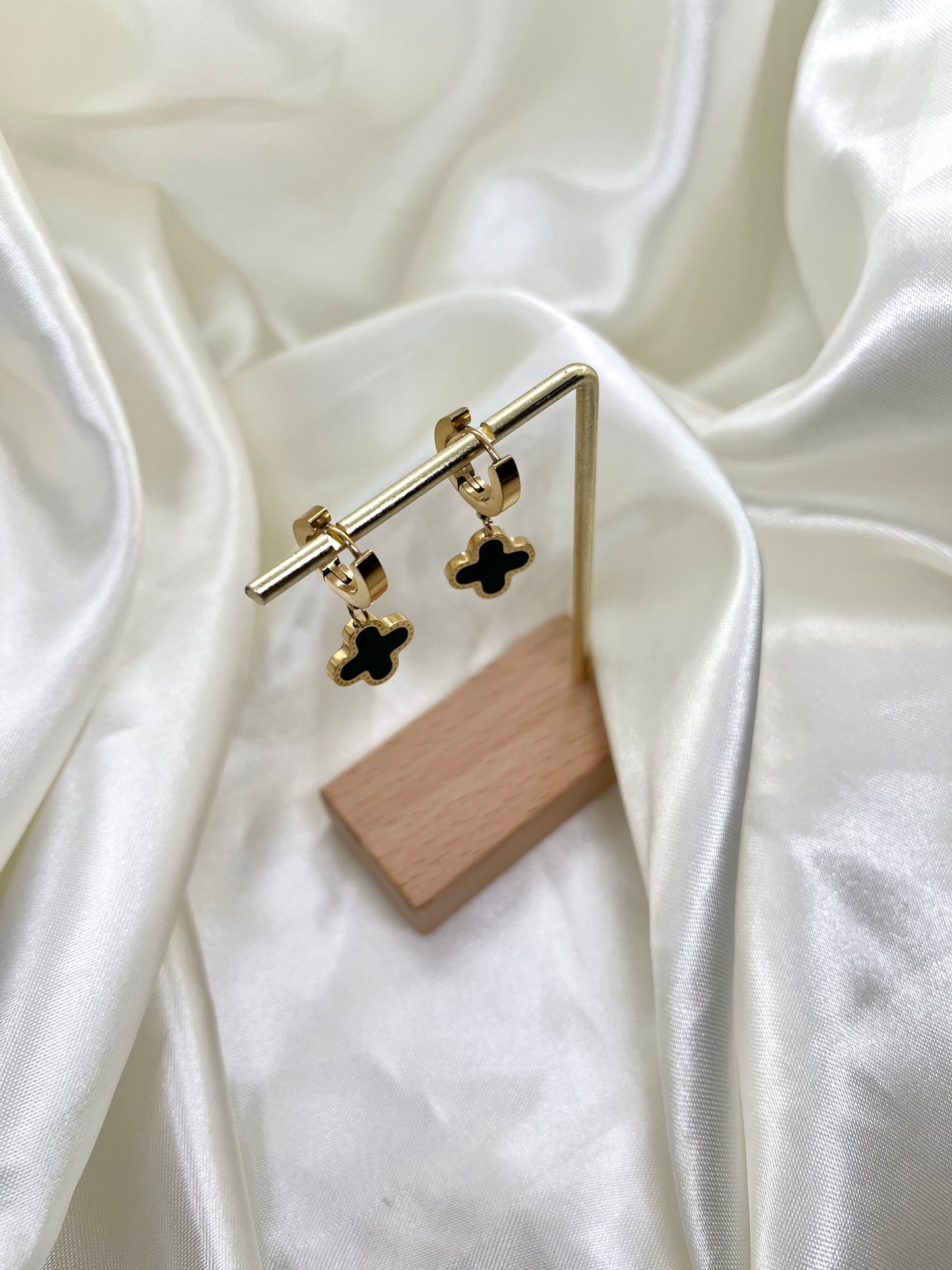 Boucles d’oreilles trèfle quatre feuilles noir