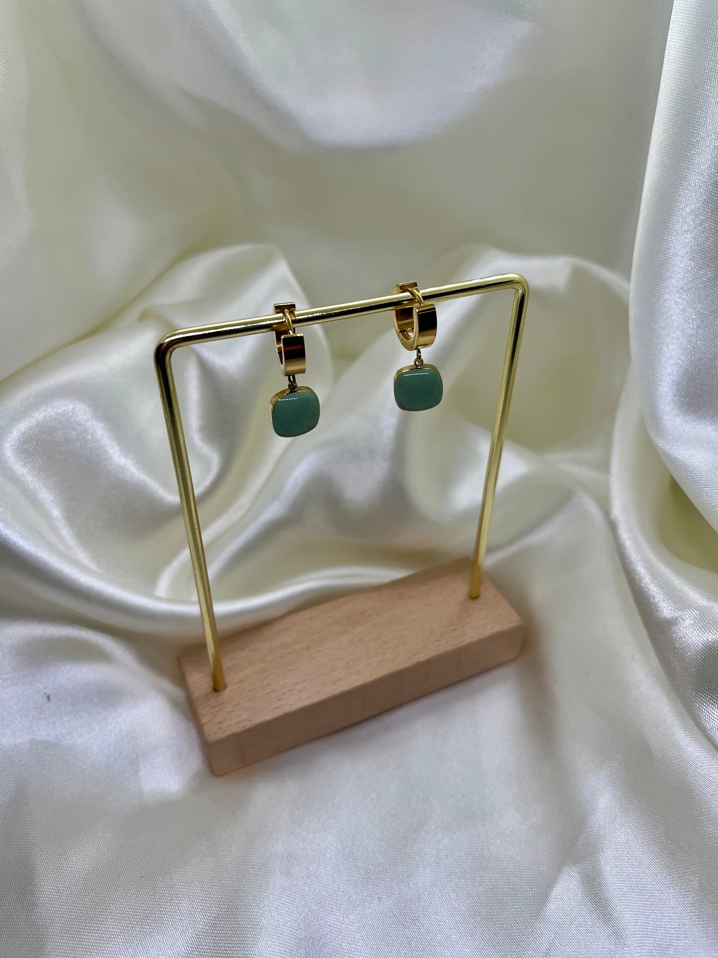 Boucles d’oreilles anneaux doré et carré vert