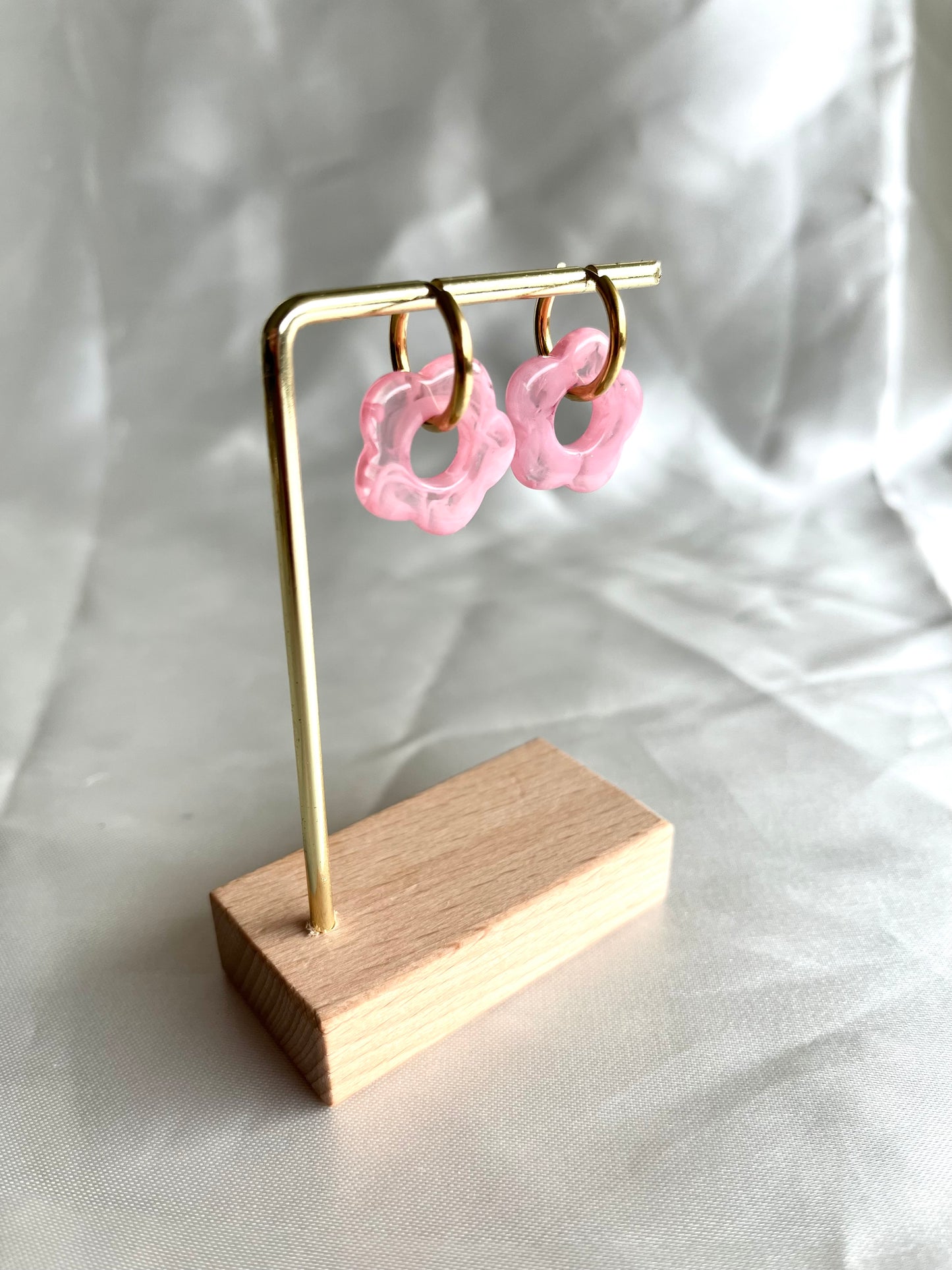 Boucles d’oreilles doré et fleur rose pâle