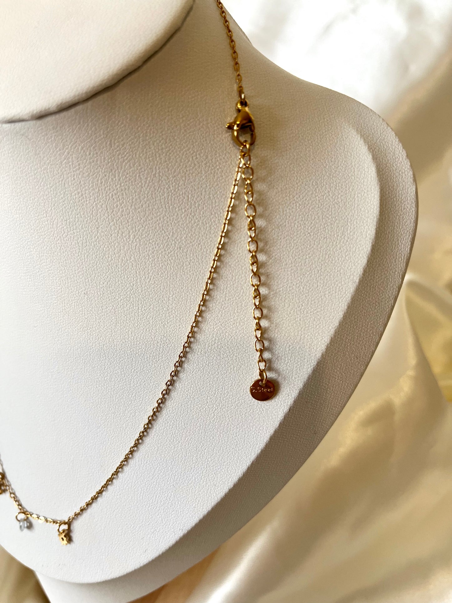 Collier doré et pendentifs