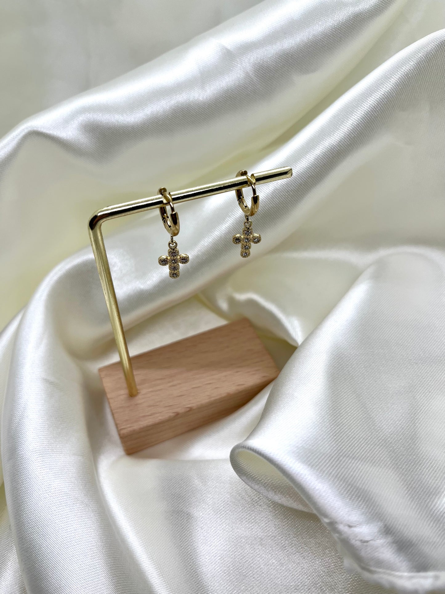 Boucles d’oreilles doré et strass croix