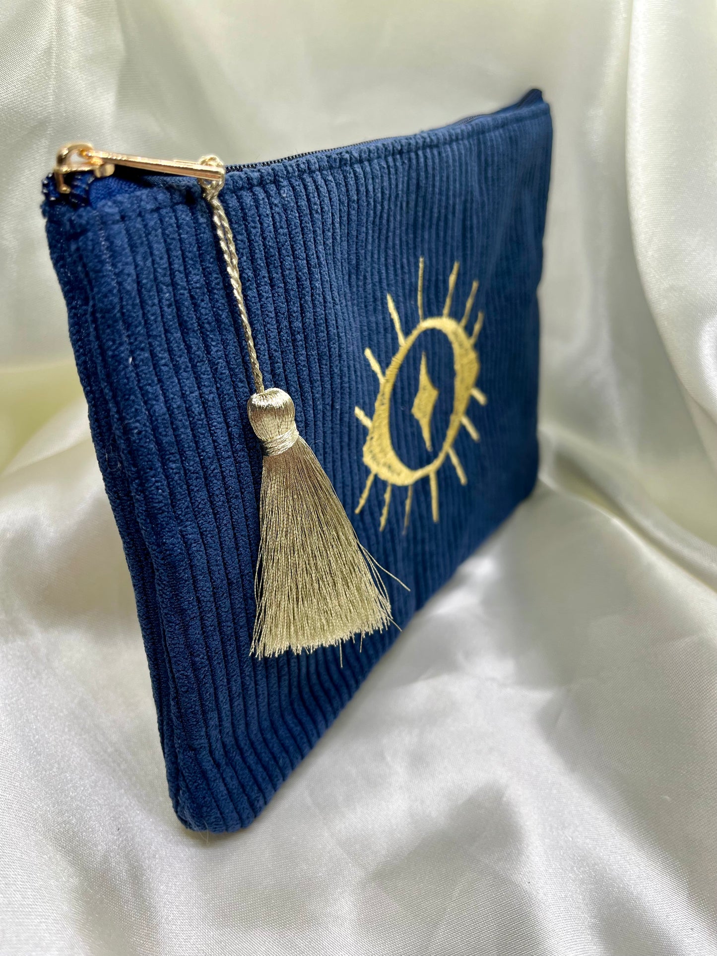 Pochette bleu œil doré