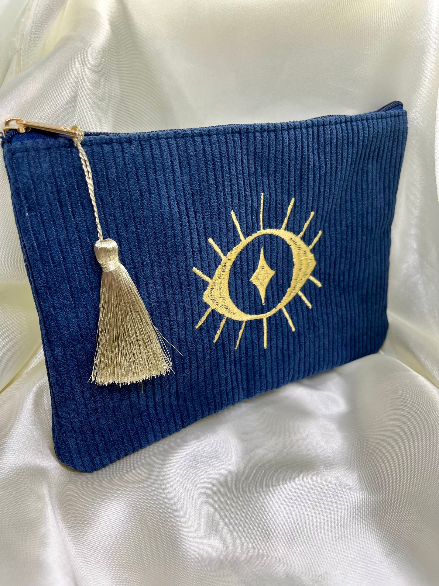 Pochette bleu œil doré