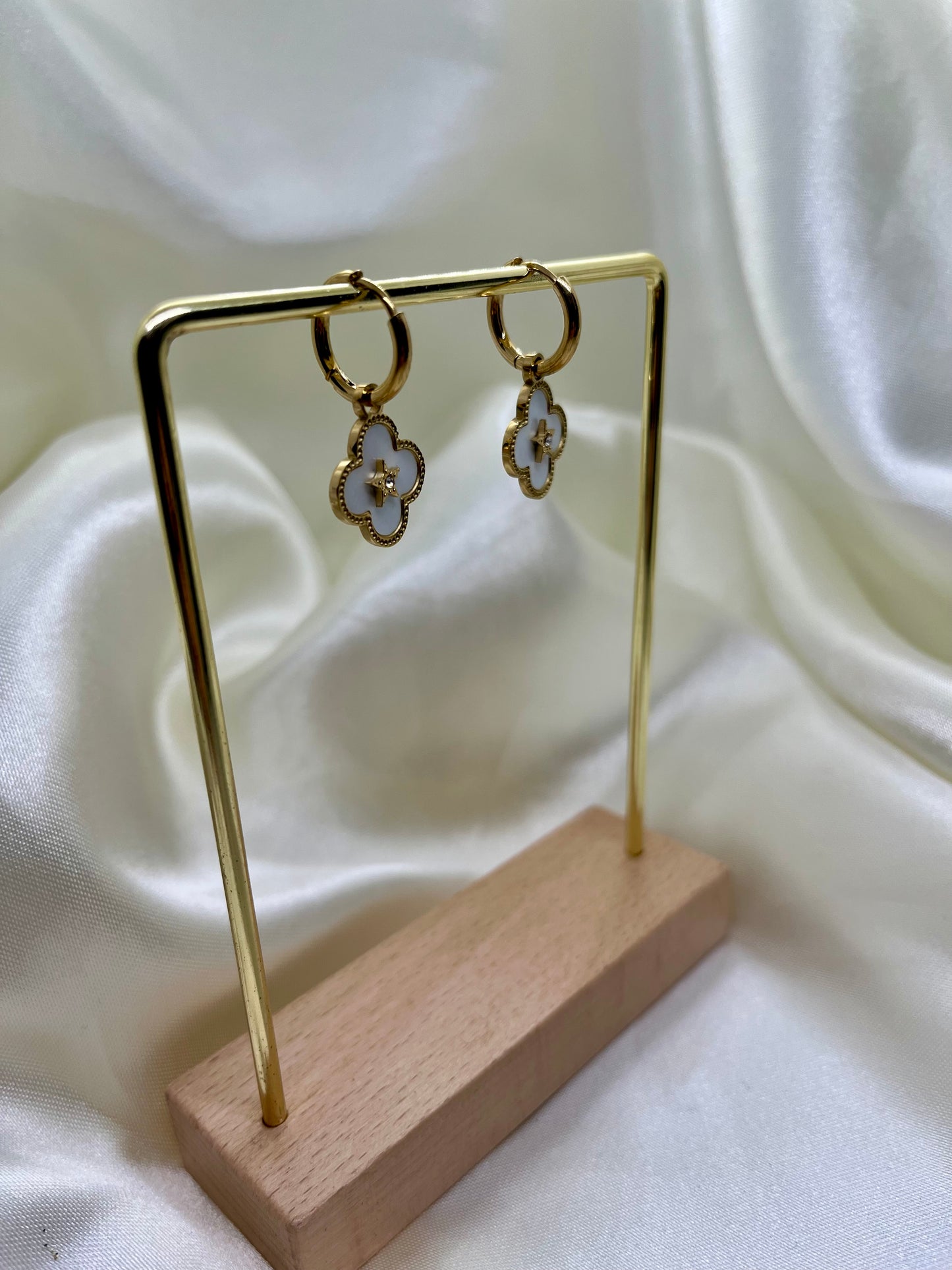 Boucles d’oreilles trèfle doré et nacré