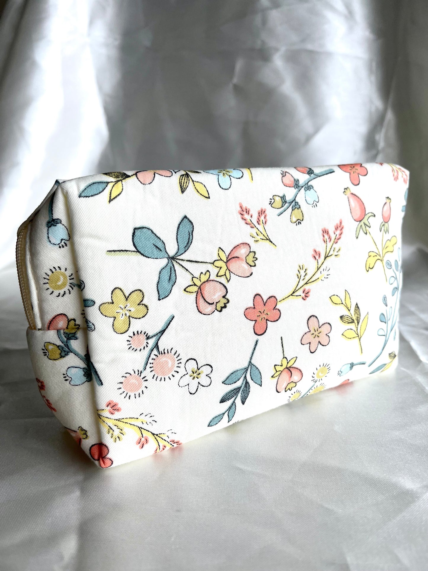 Trousse blanche fleurie Amour