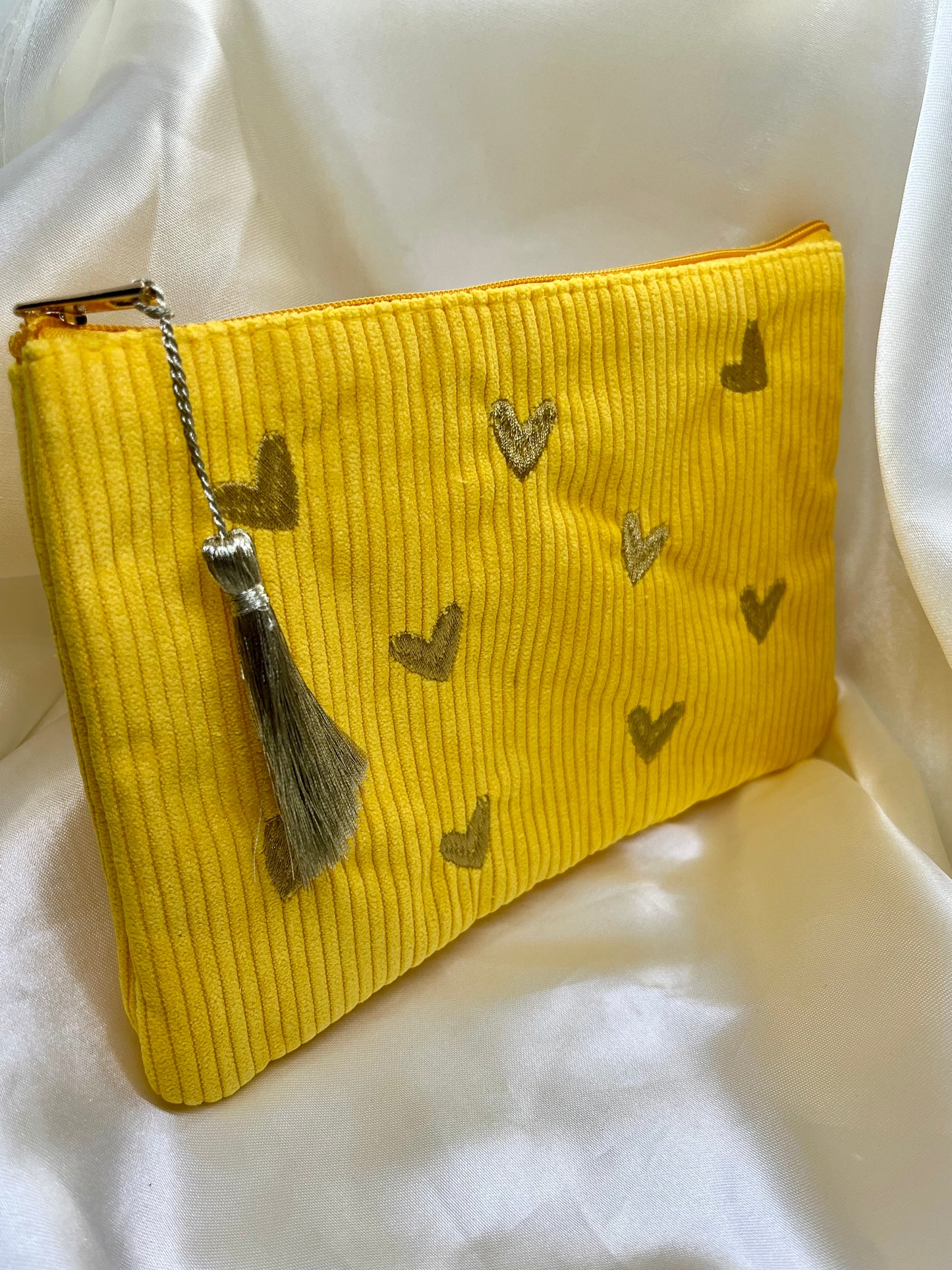 Pochette jaune et cœurs doré