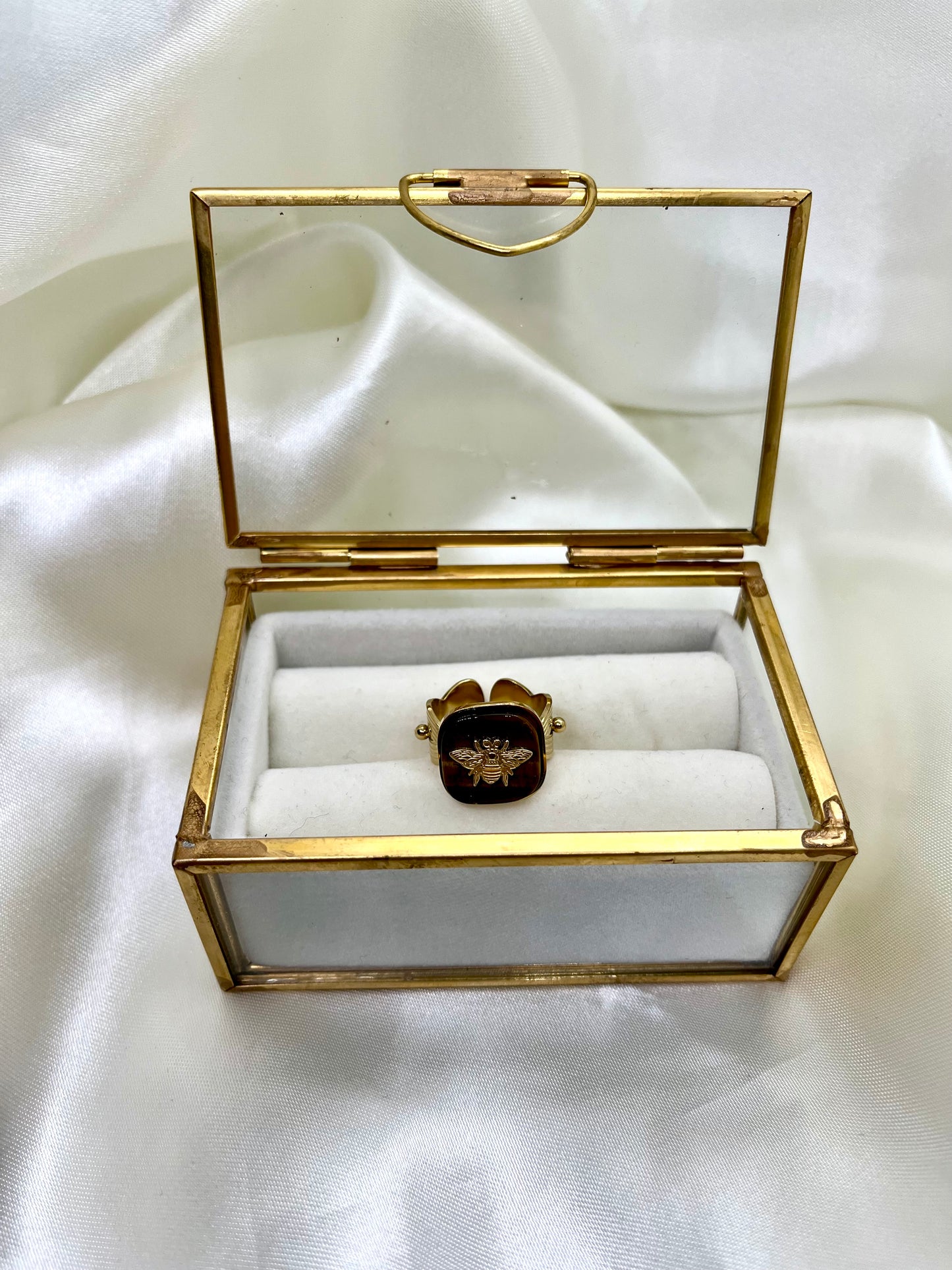 Bague dorée et marron carrée abeille
