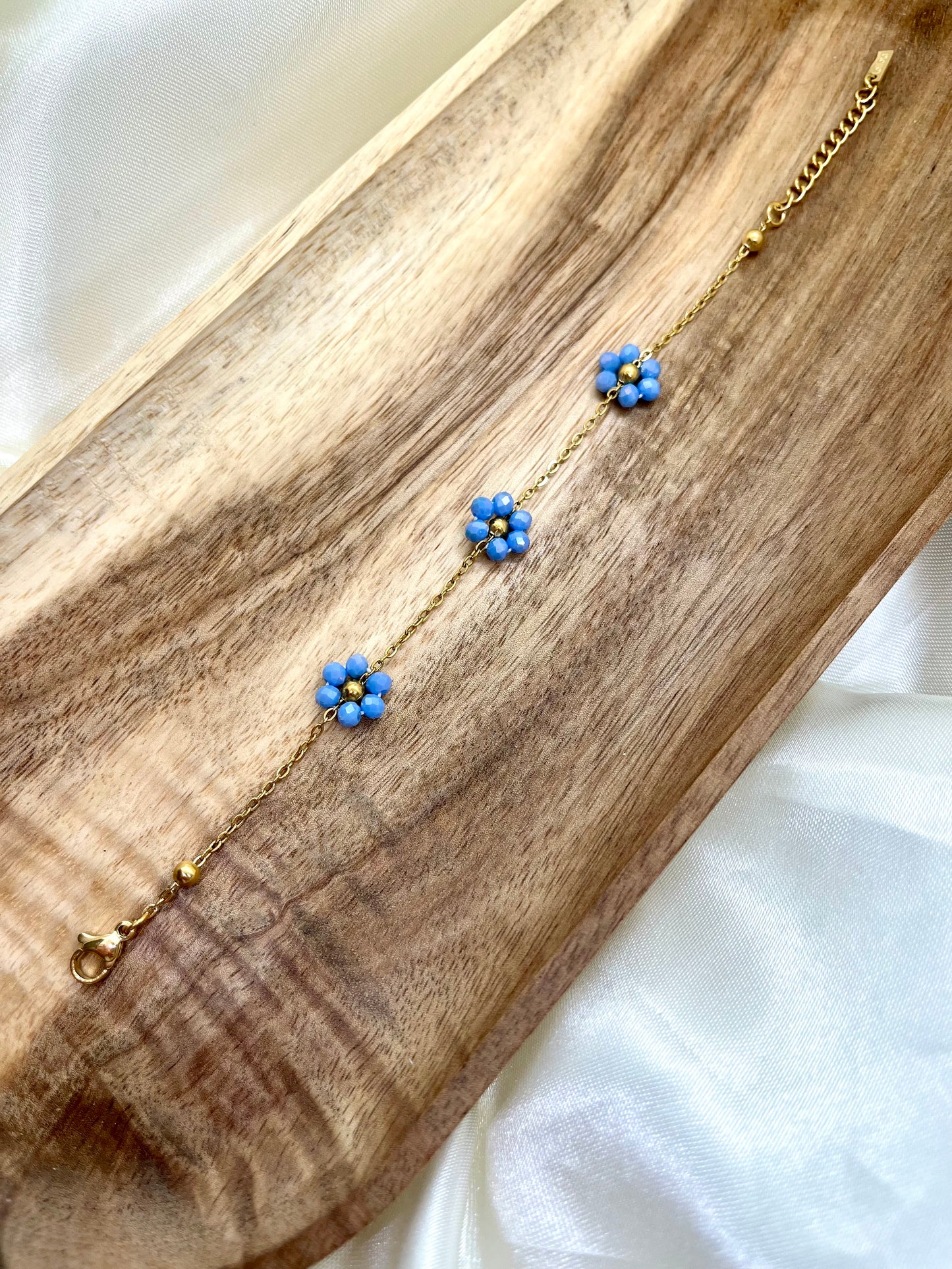 Bracelet doré fleurs bleues