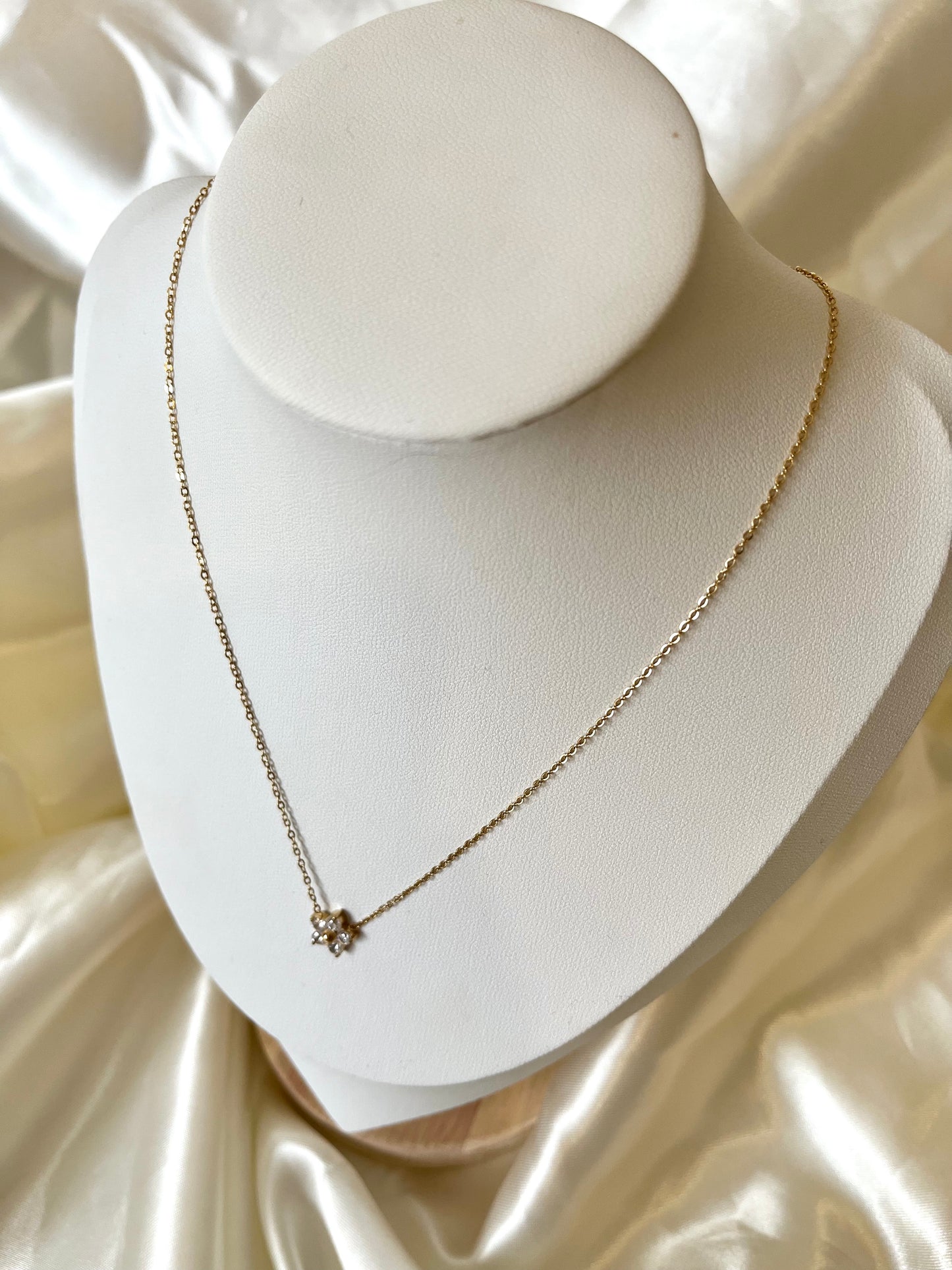 Collier doré fleur strass