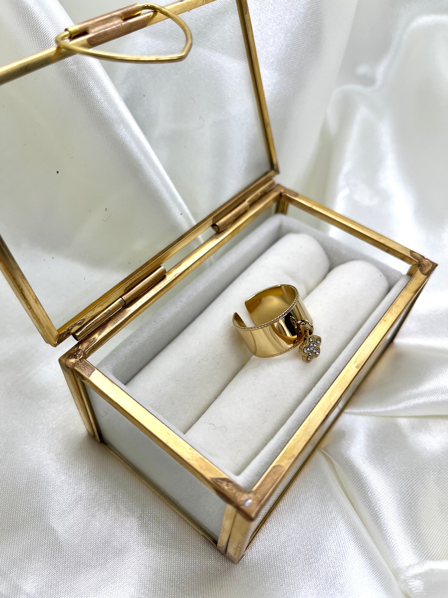 Bague doré fleur strass