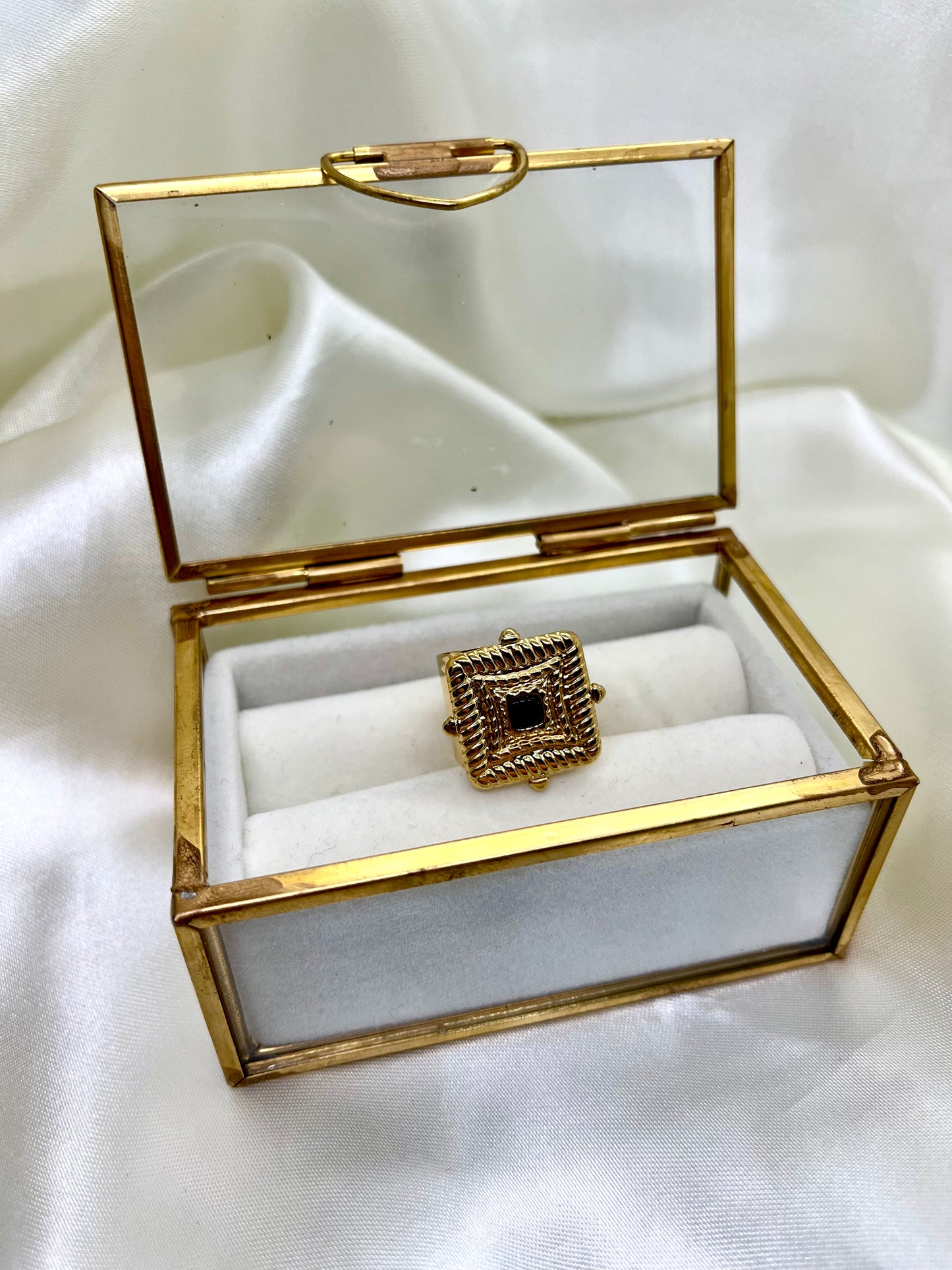 Bague dorée carrée et noire