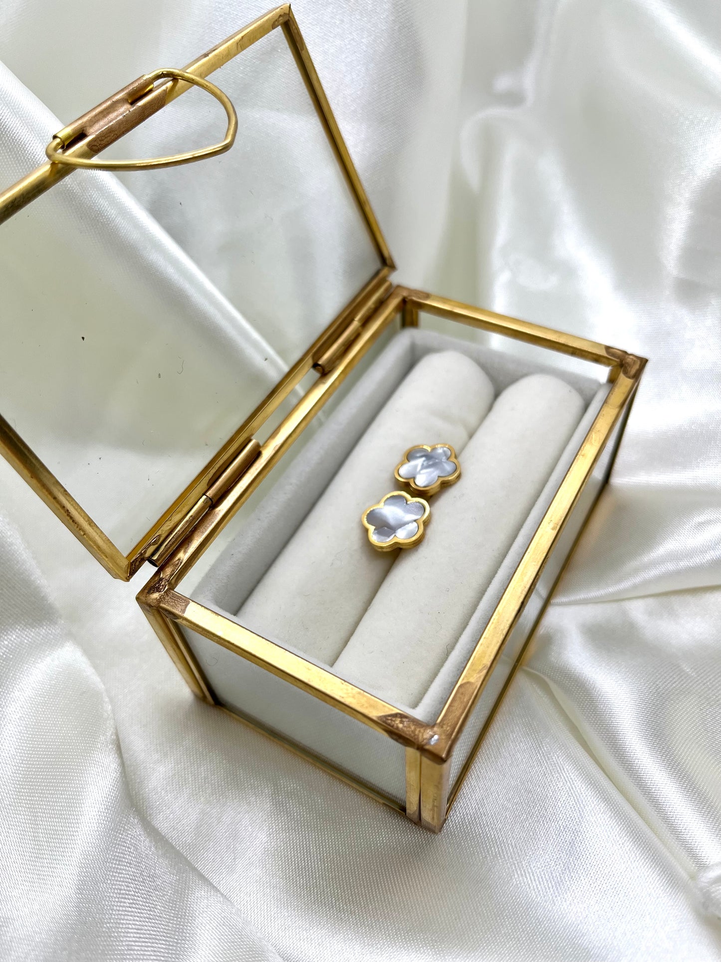 Boucles d’oreilles doré et nacré petites fleurs