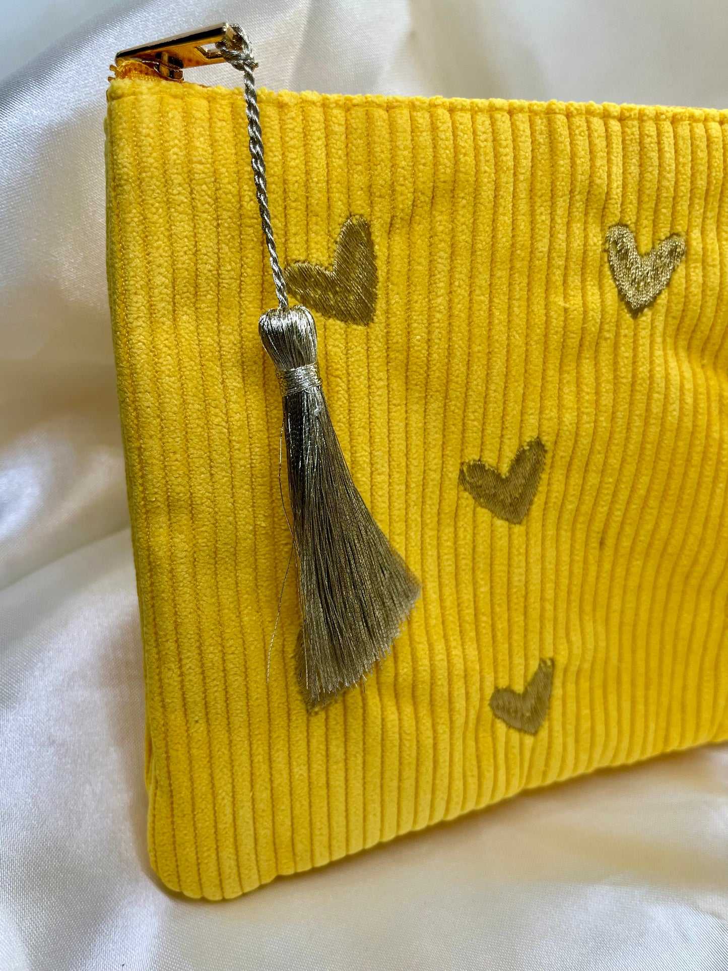 Pochette jaune et cœurs doré