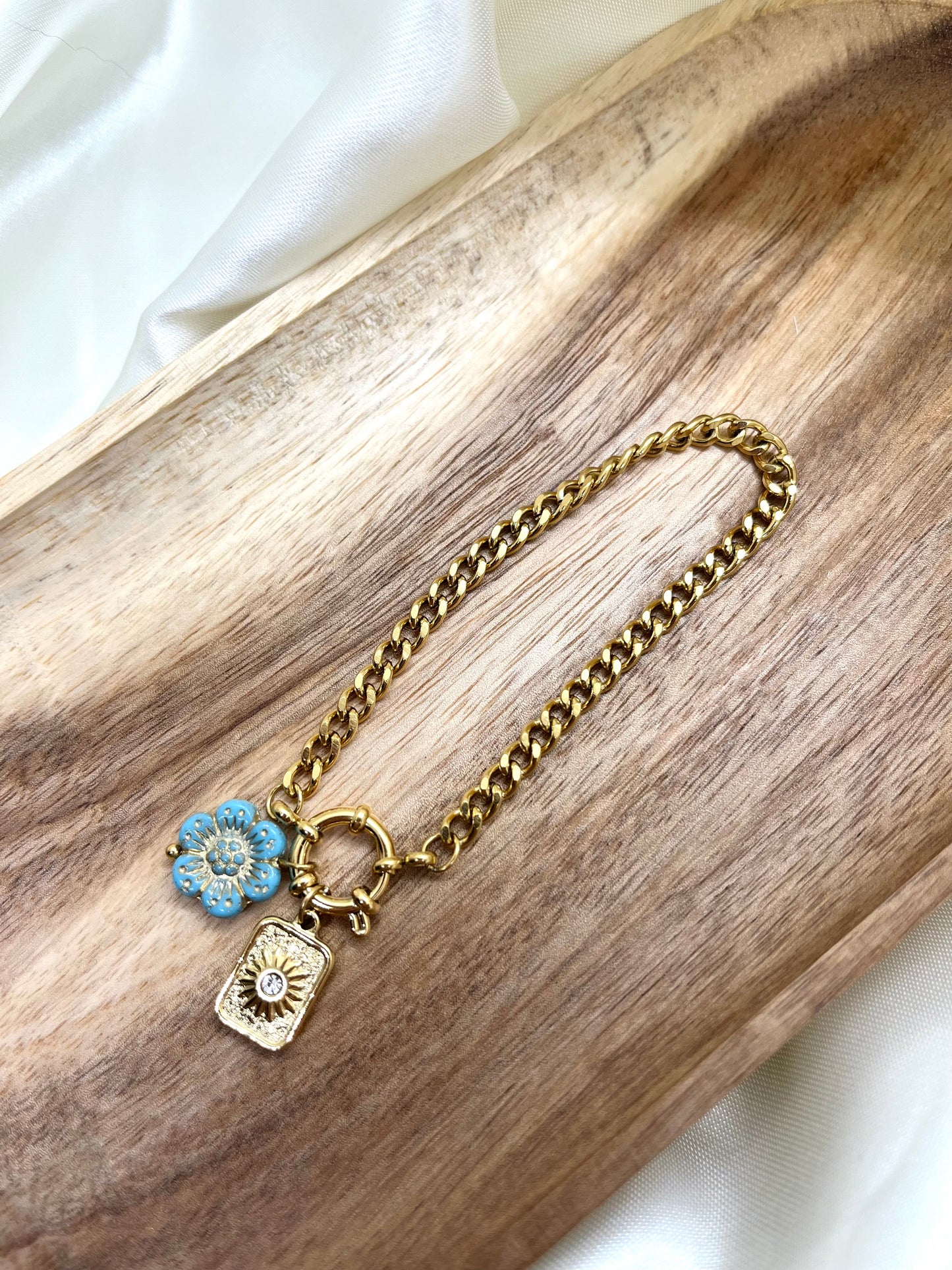 Bracelet doré breloques