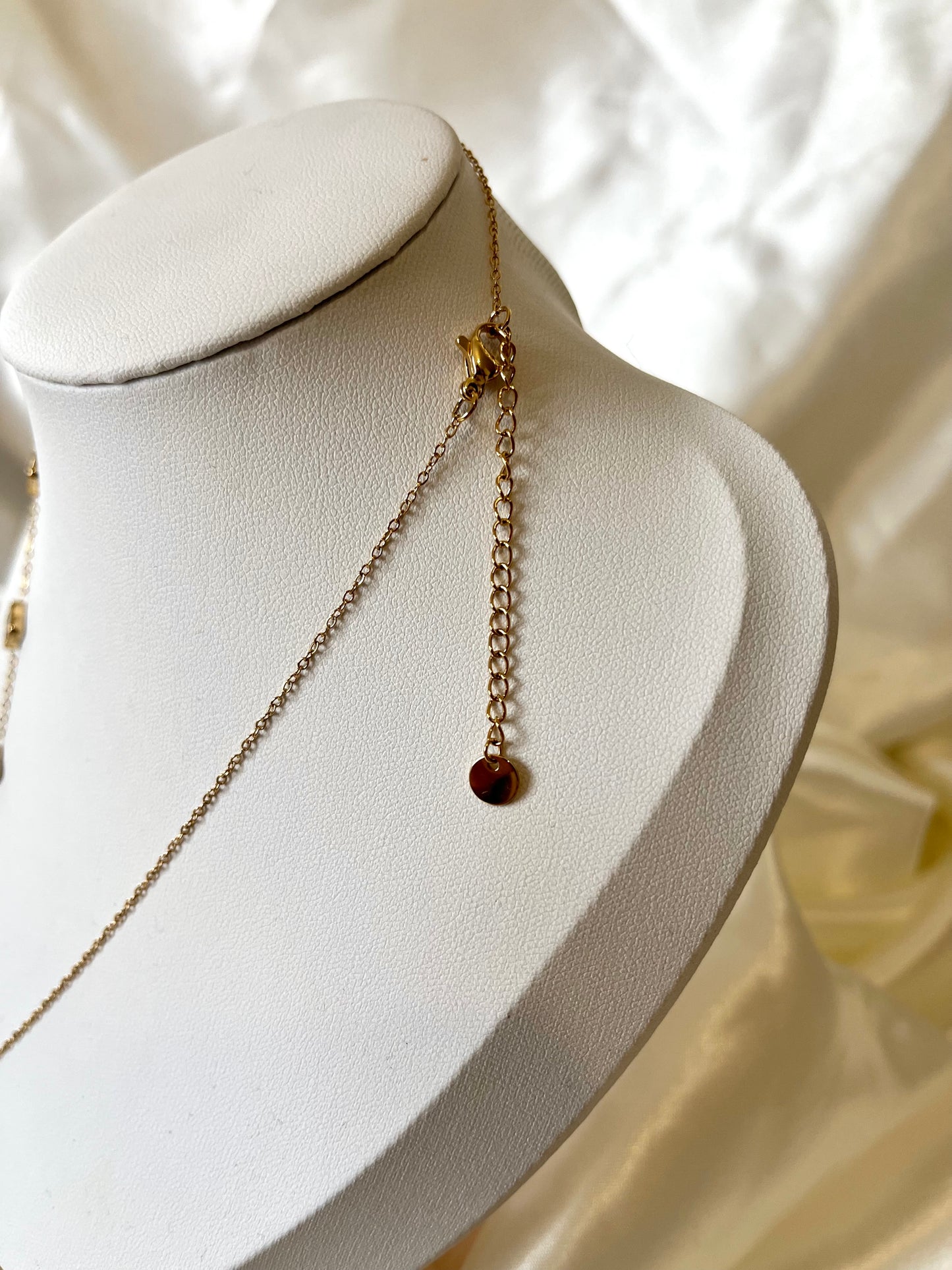Collier doré et nacré