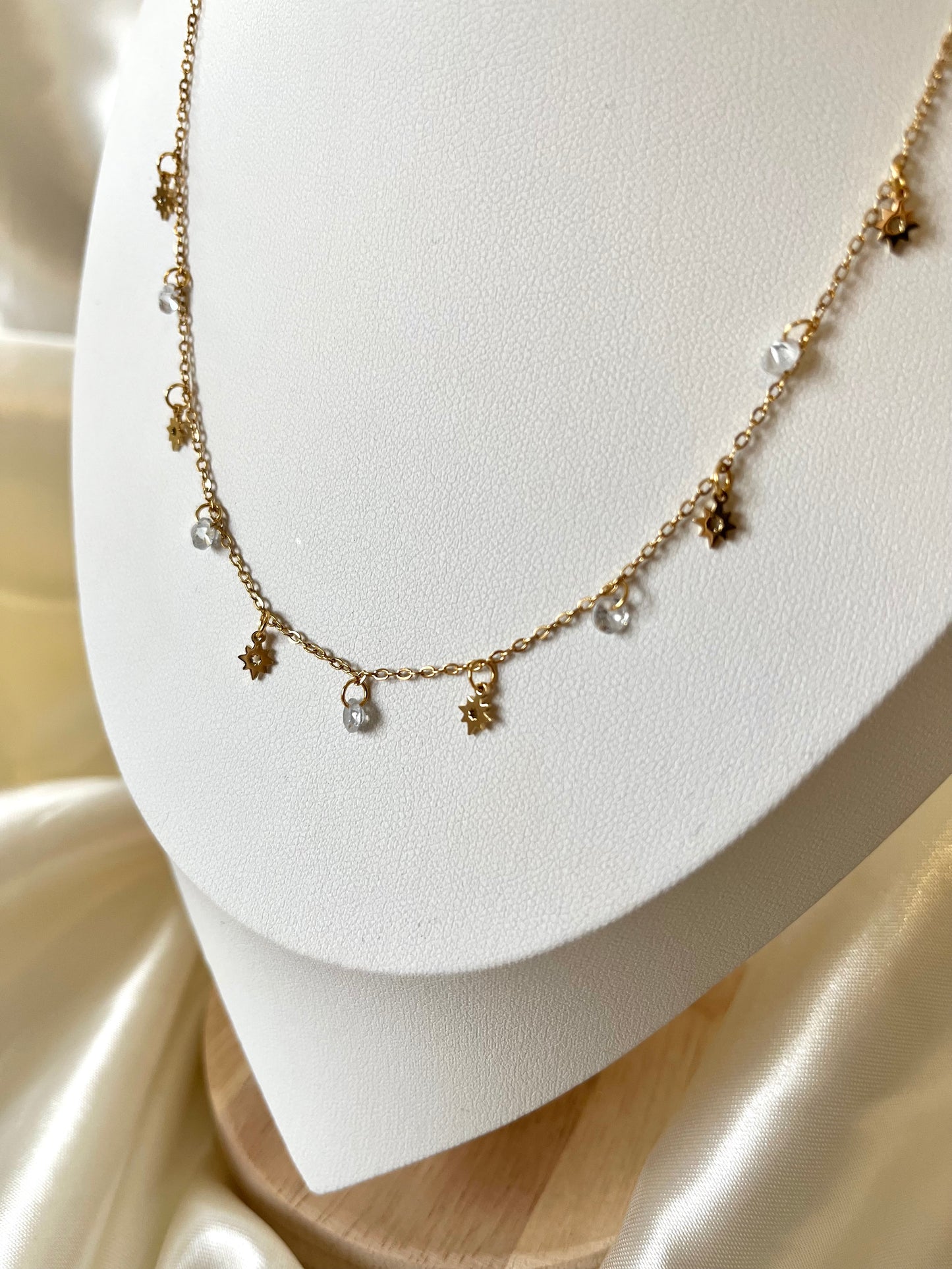 Collier doré et pendentifs