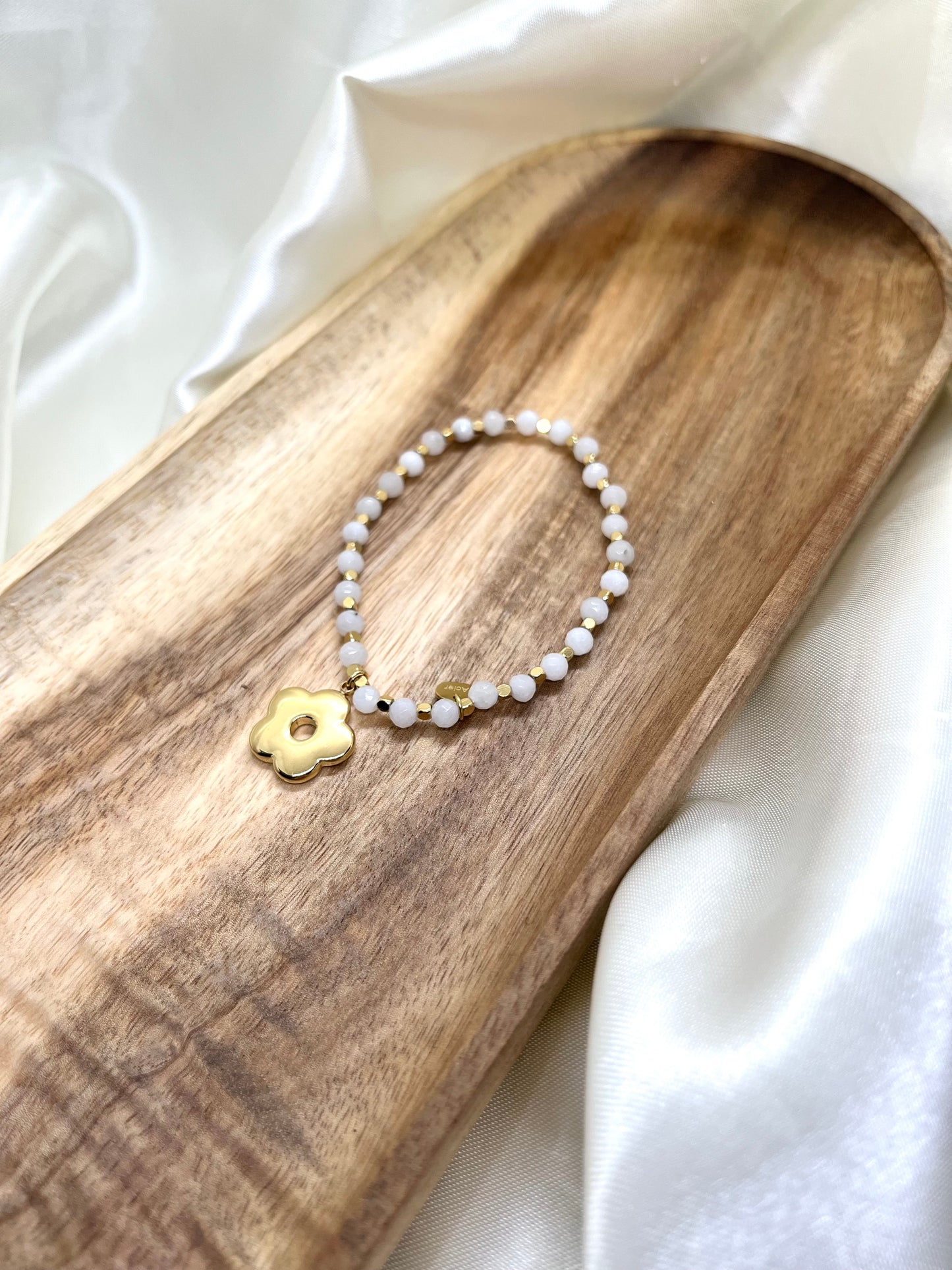 Bracelet doré et blanc fleur - Jade Blanc