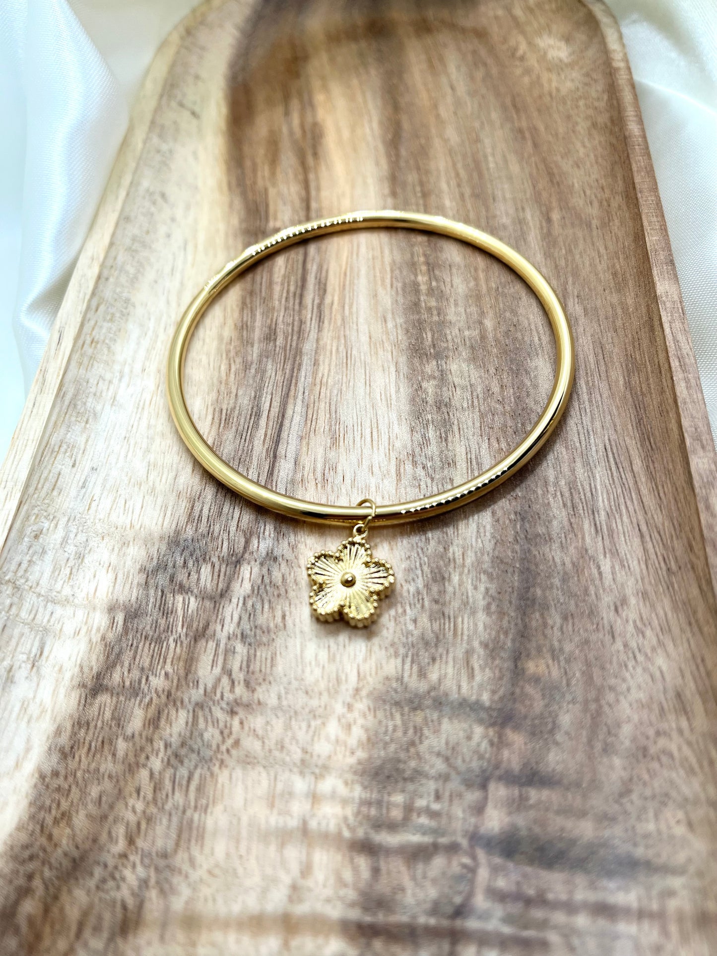 Bracelet jonc doré et fleur