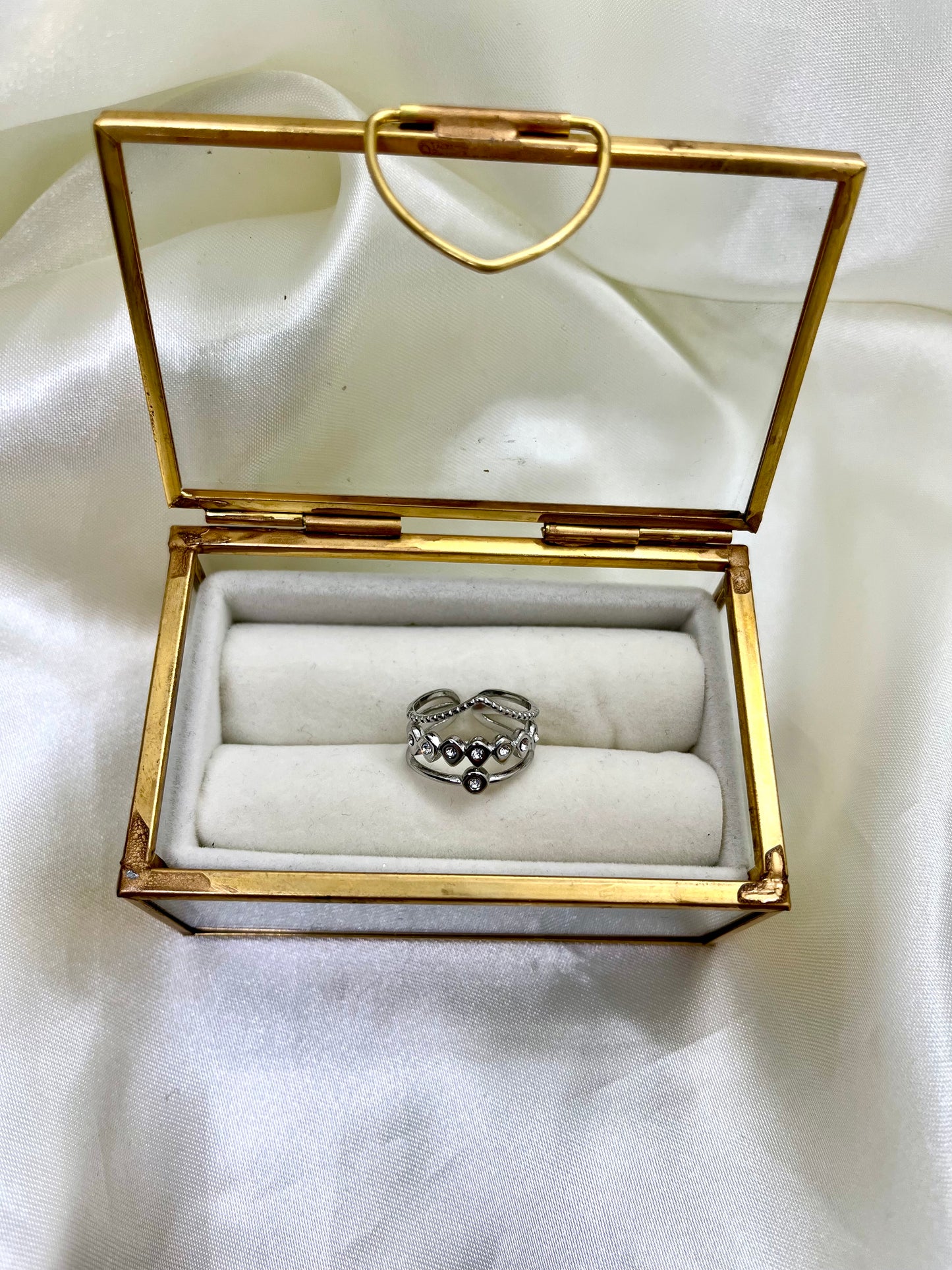 Bague argentée et strass