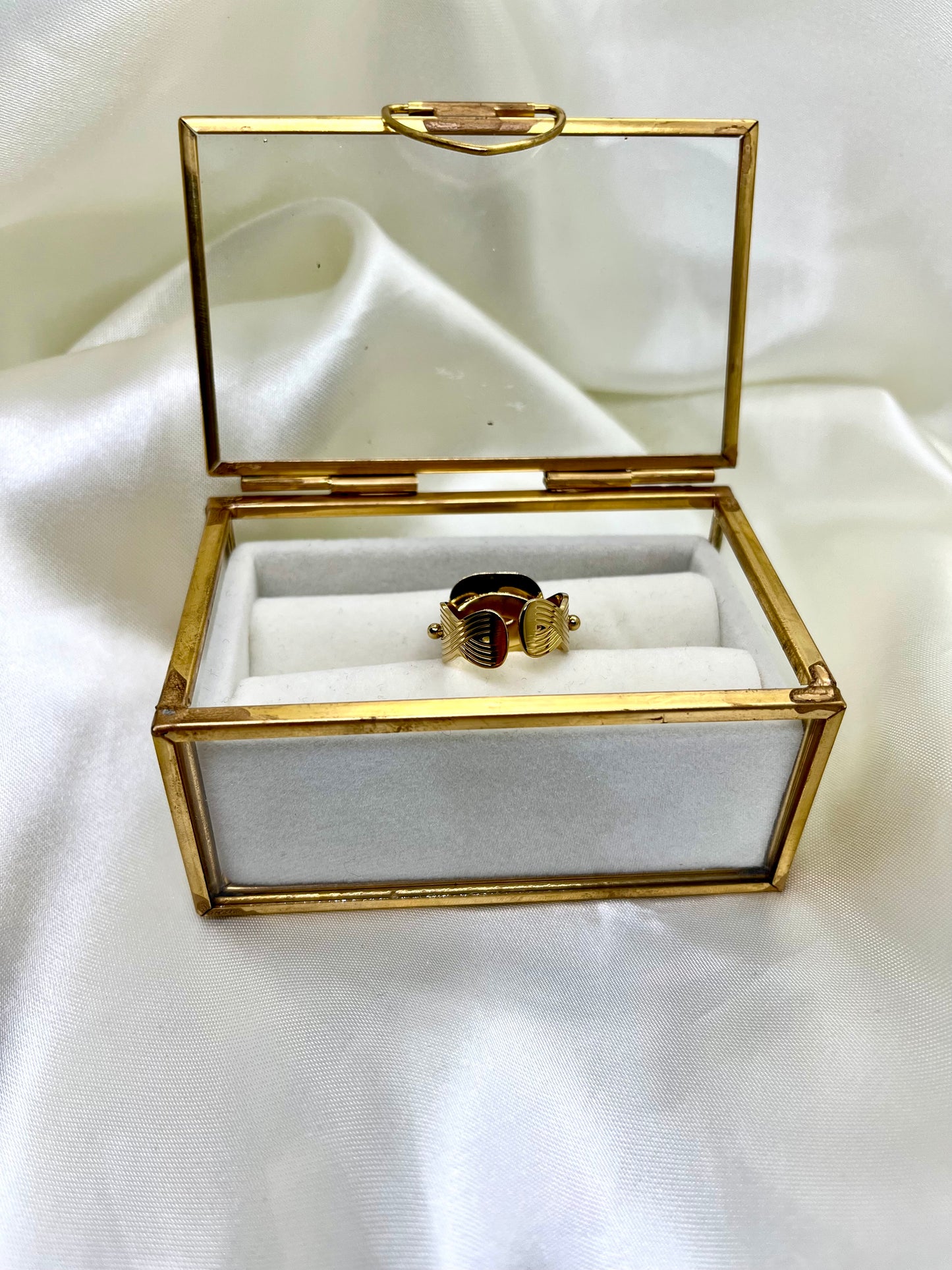 Bague carrée dorée et noire abeille