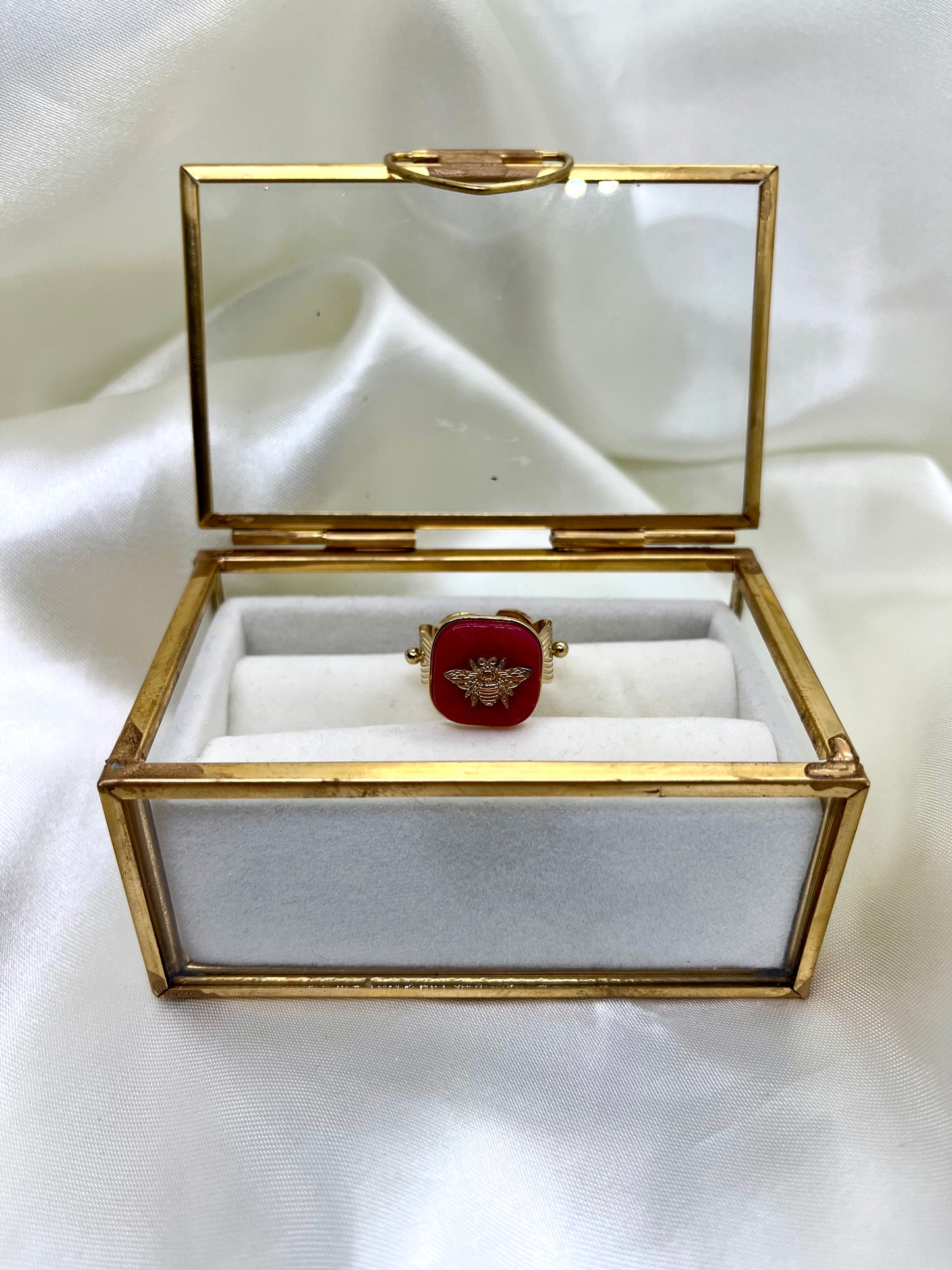 Bague dorée et rose carrée abeille