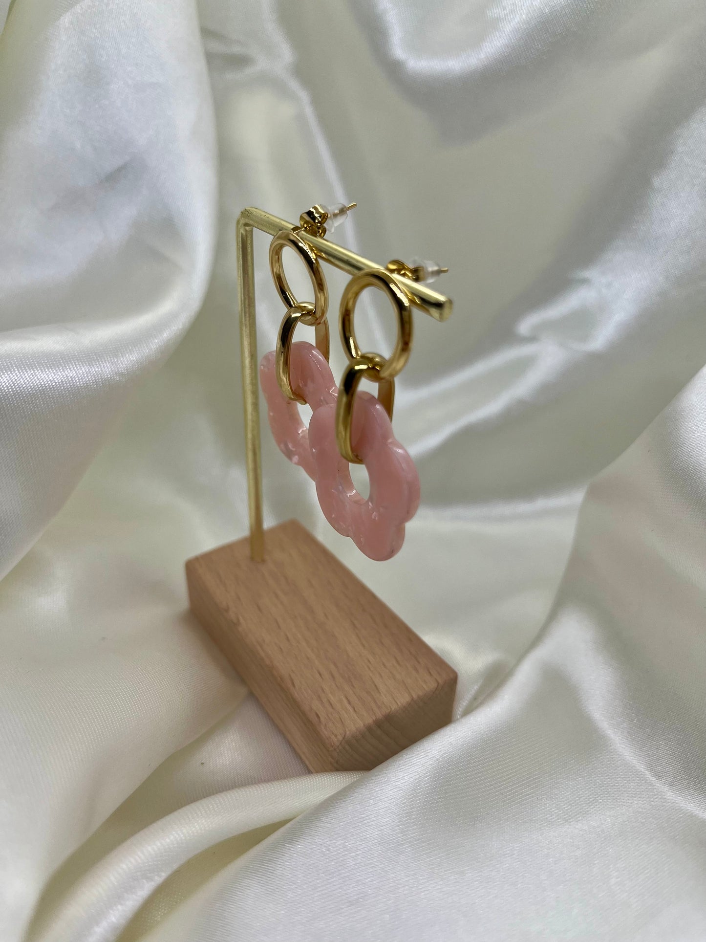 Boucles d’oreilles dorées et fleur rose pâle