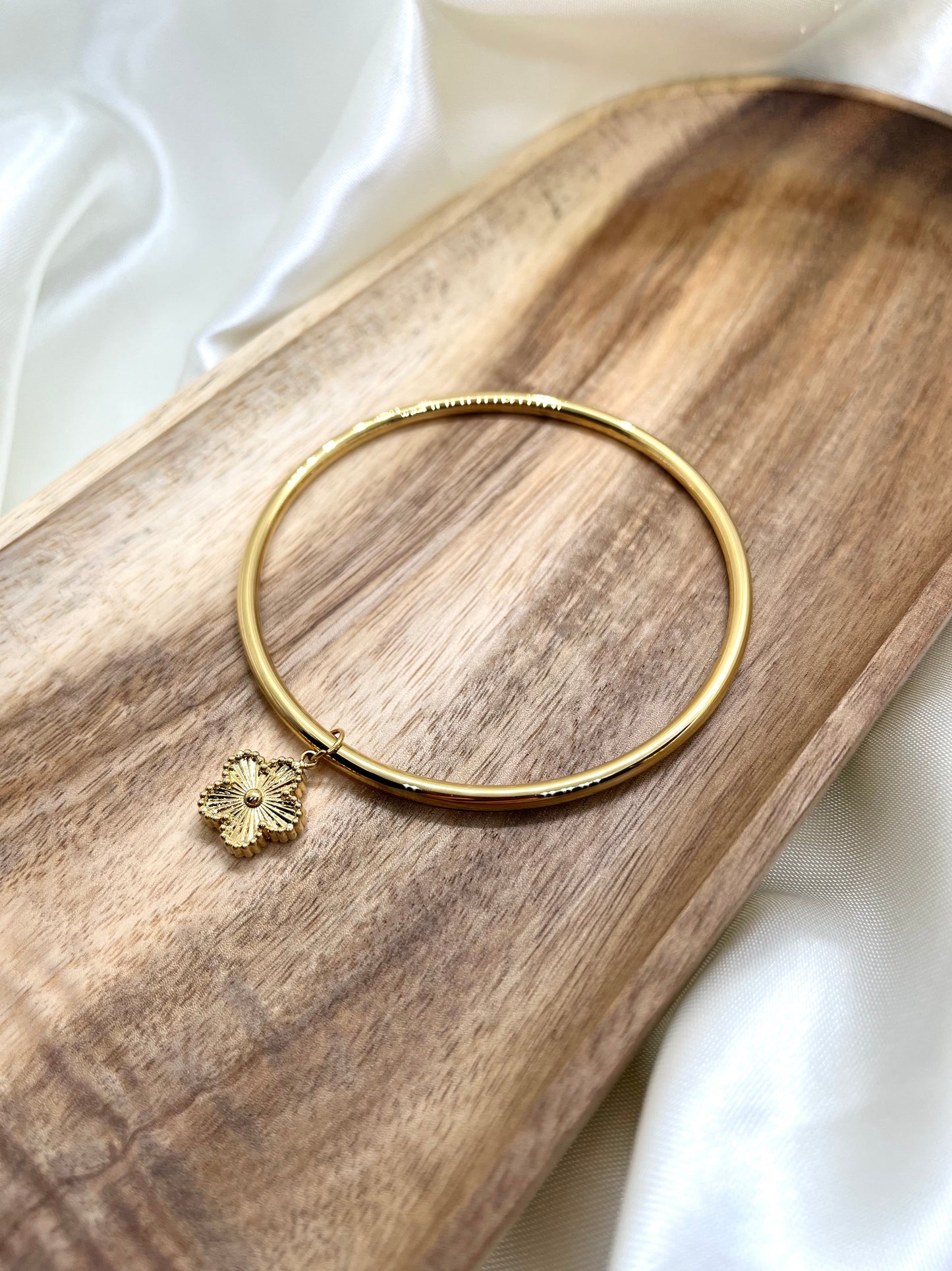 Bracelet jonc doré et fleur