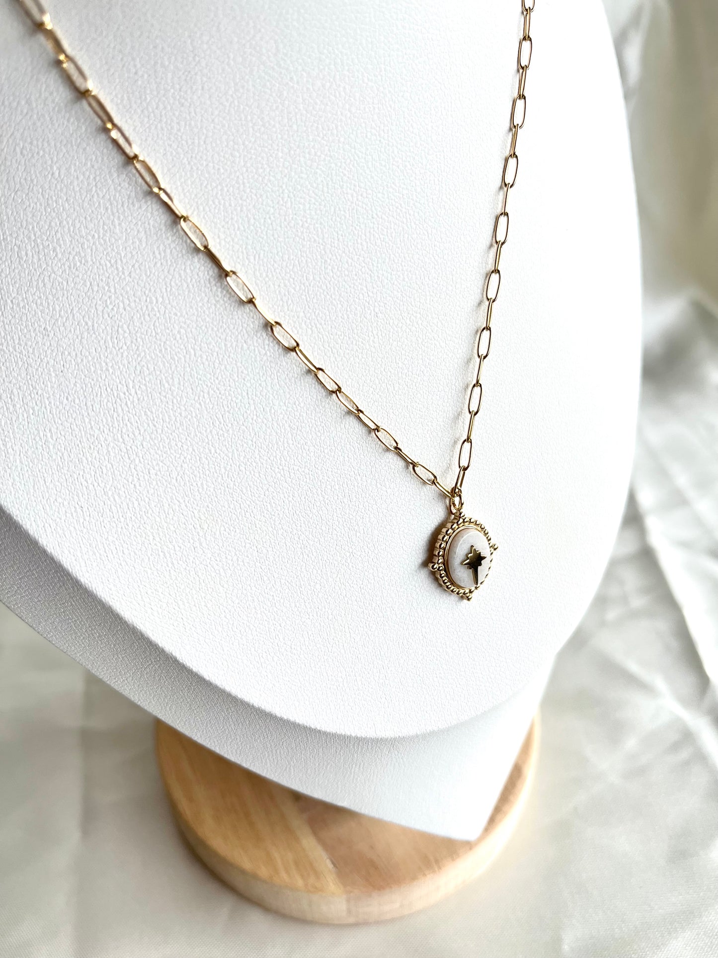 Collier doré et blanc Élisabeth