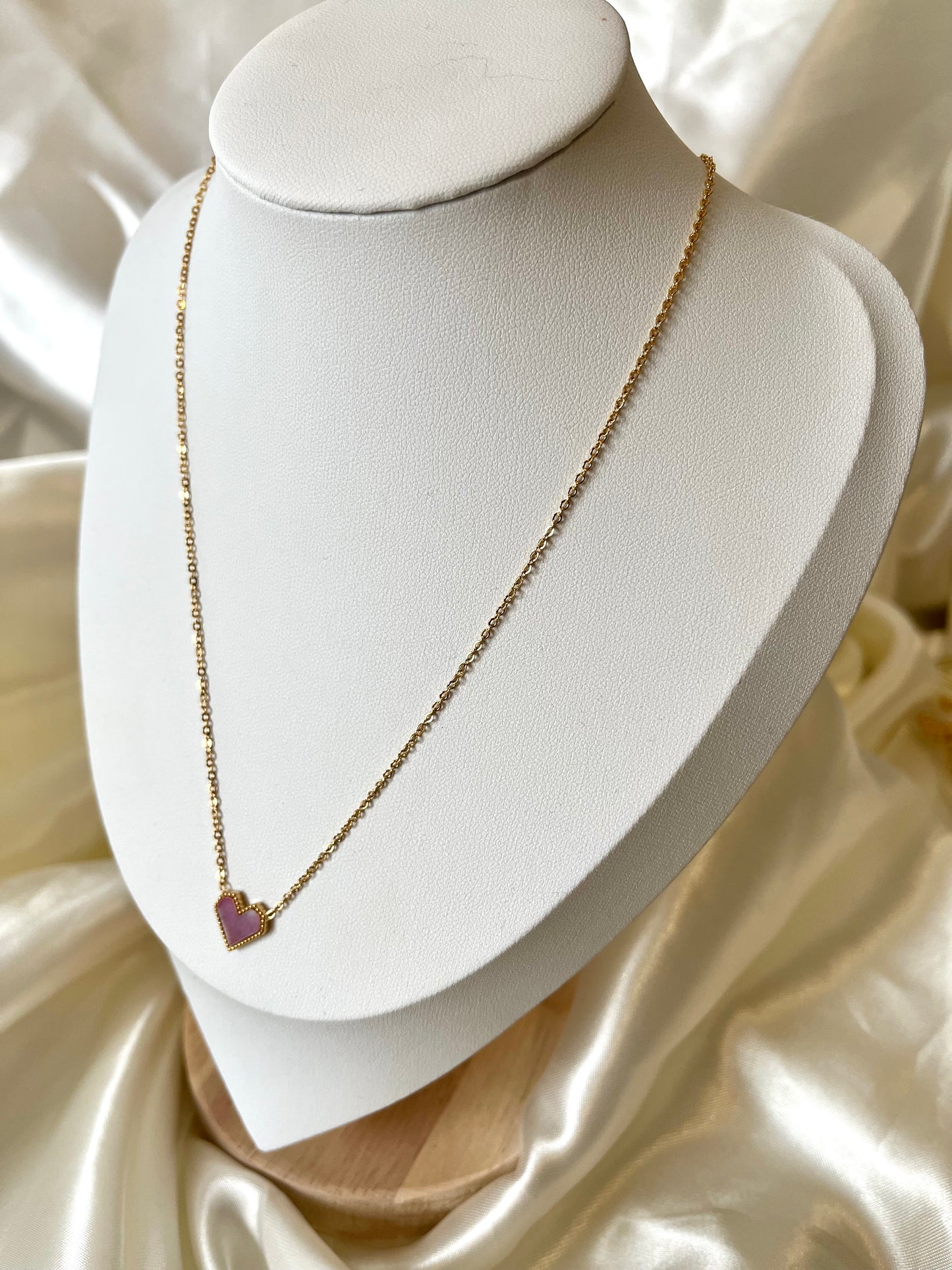 Collier doré et cœur nacré rose