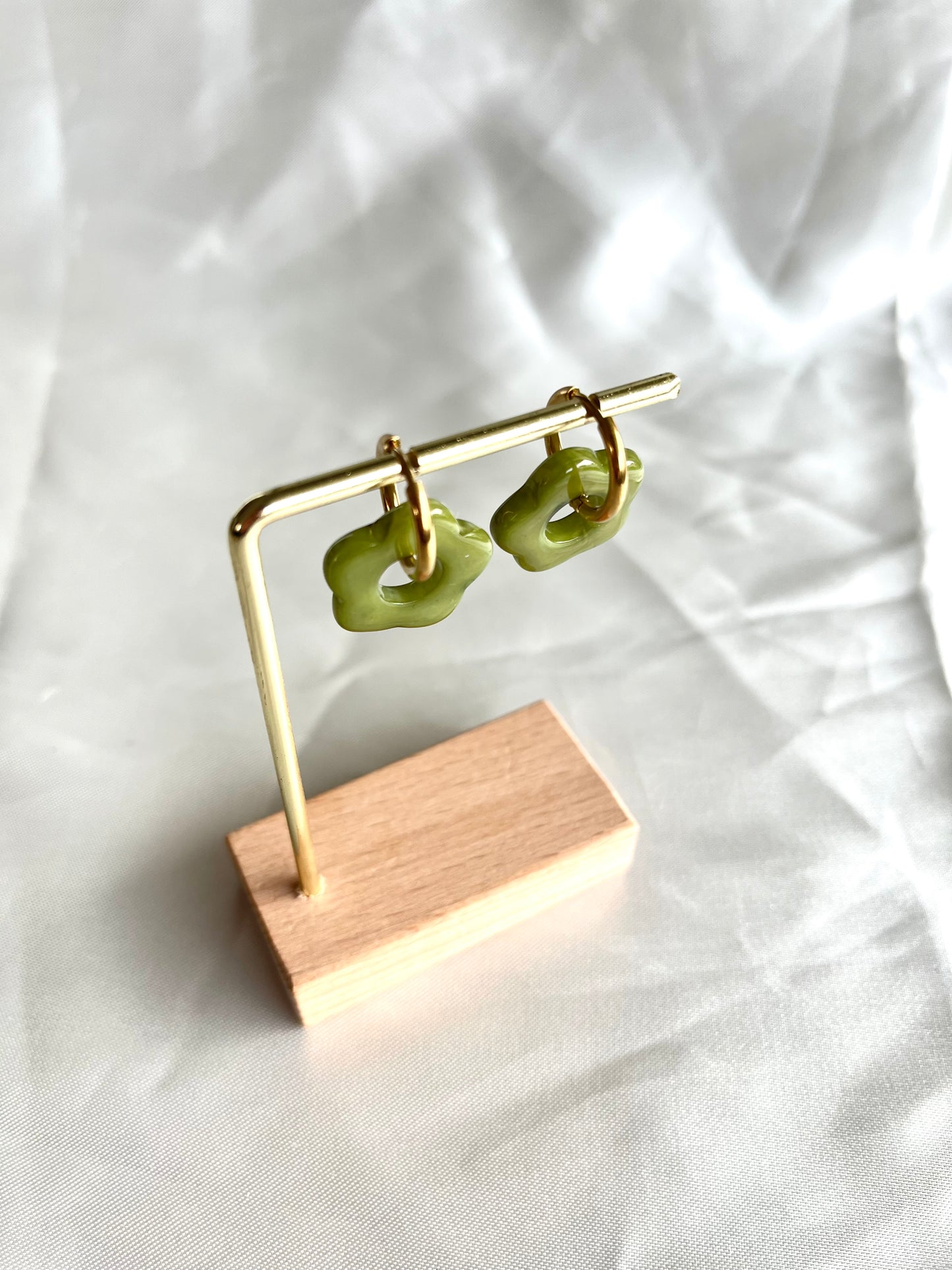 Boucles d’oreilles doré et fleur vert olive