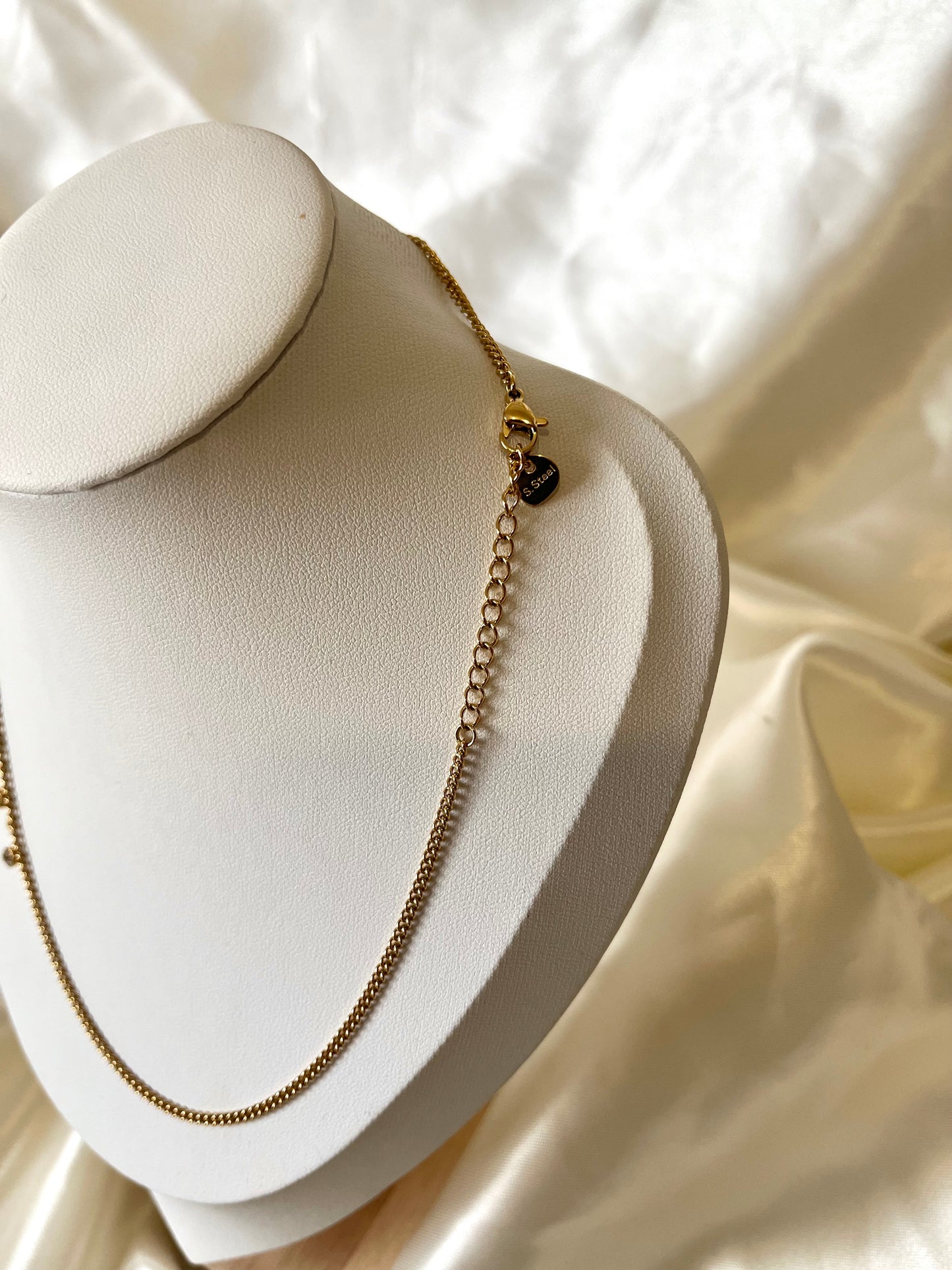 Collier doré petits pendentifs