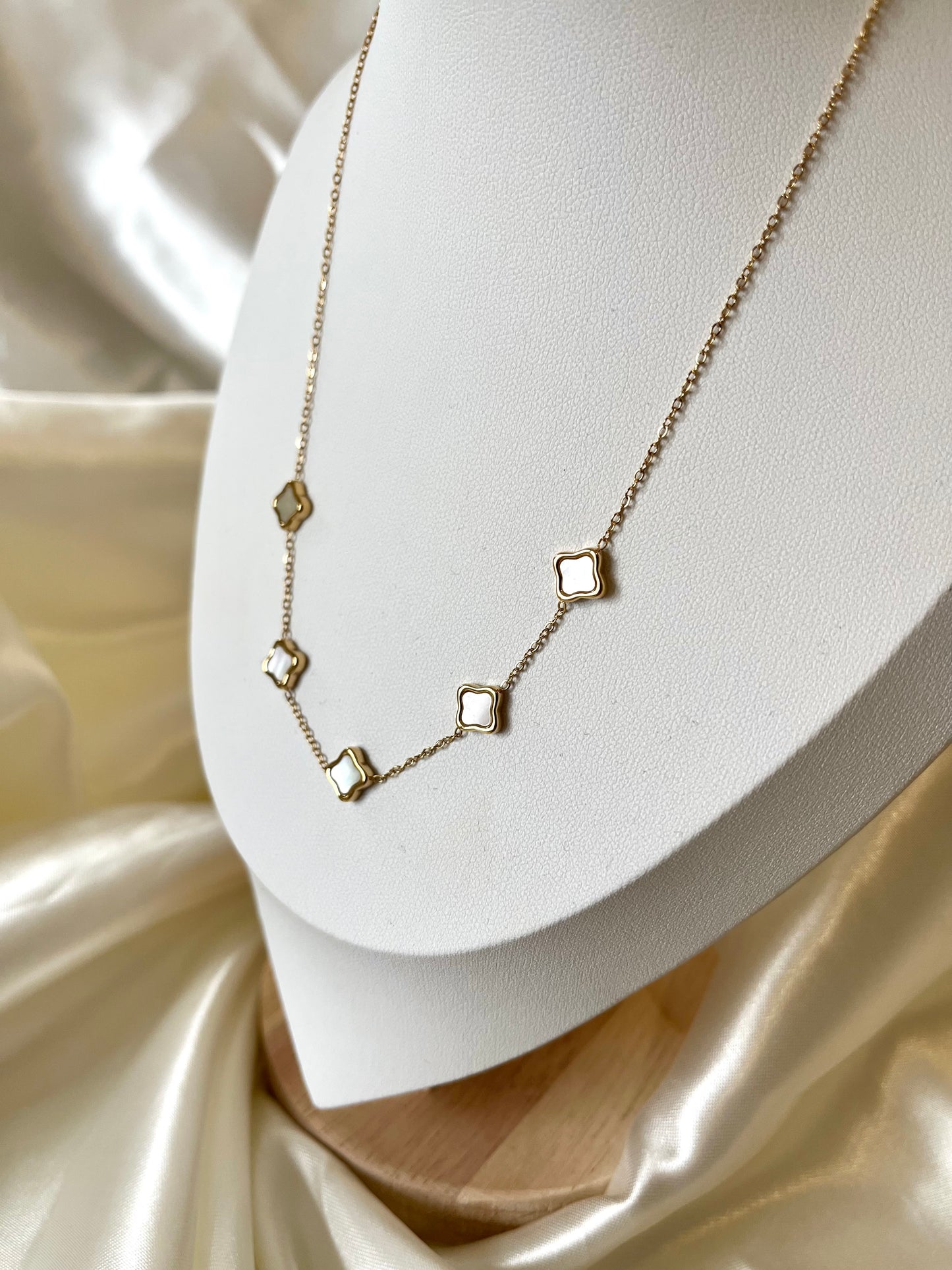 Collier doré et nacré